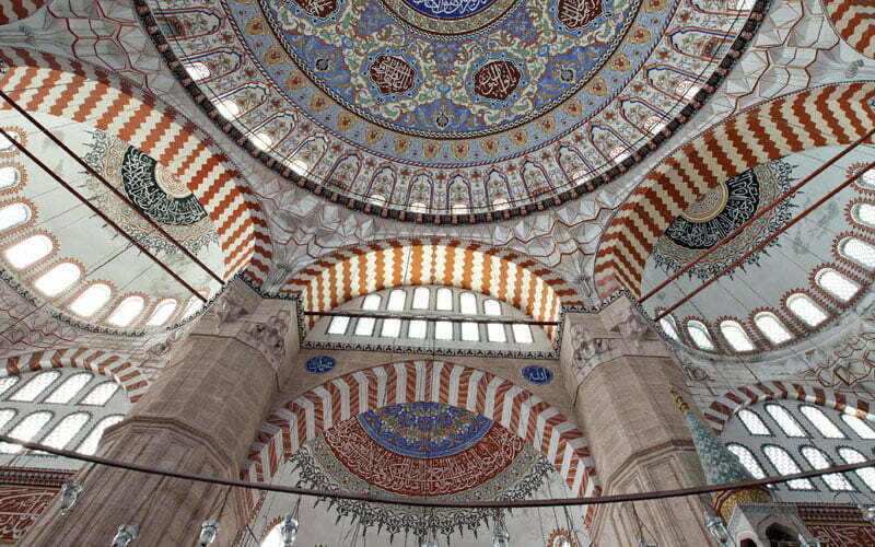 Dört adet yükselen ince minareleri, muhteşem dekore edilmiş iç mekanı, el yazması kitapların bulunduğu kütüphanesi, titiz işçilik, parlak İznik çinileri ve mermer avlu ile birleşmiş eğitim kurumları, dış avlu ve kapalı çarşı ile birlikte tek büyük kubbesine doğru yükselen heybetli bir camidir. Selimiye Camii ve Külliyesi, hâkim konumdaki mimari kompozisyonu, Osmanlı İmparatorluğunun en seçkin mimarı Sinan’ın büyük eserinin doruk noktasını temsil eder. Bu özelliklerinden dolayı 29 Haziran 2011 yılında UNESCO DÜNYA MİRASI listesine seçilmiştir.