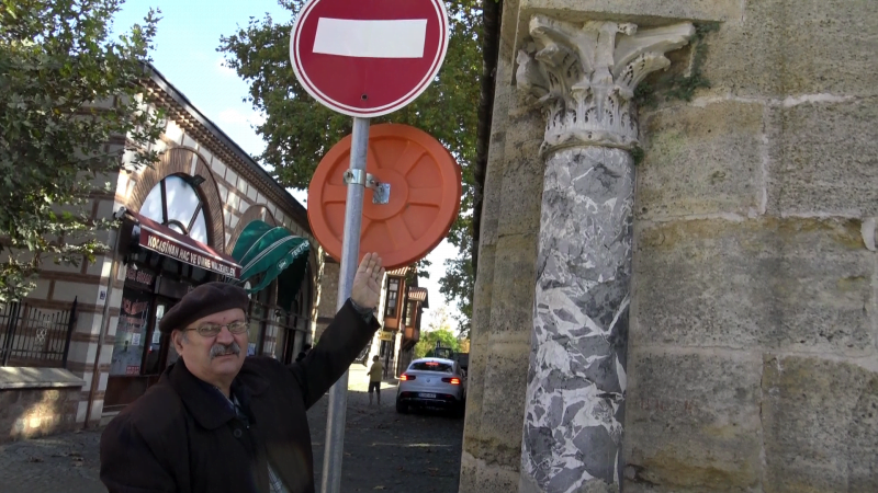 SELİMİYE CAMİİ DUVARINDA 2 BİN YILLIK TAPINAK SÜTUNU