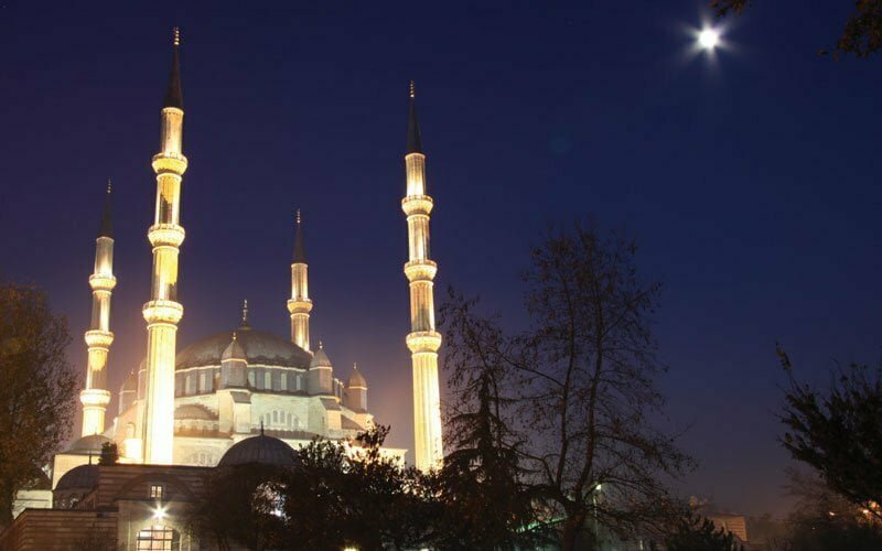 Dört adet yükselen ince minareleri, muhteşem dekore edilmiş iç mekanı, el yazması kitapların bulunduğu kütüphanesi, titiz işçilik, parlak İznik çinileri ve mermer avlu ile birleşmiş eğitim kurumları, dış avlu ve kapalı çarşı ile birlikte tek büyük kubbesine doğru yükselen heybetli bir camidir. Selimiye Camii ve Külliyesi, hâkim konumdaki mimari kompozisyonu, Osmanlı İmparatorluğunun en seçkin mimarı Sinan’ın büyük eserinin doruk noktasını temsil eder. Bu özelliklerinden dolayı 29 Haziran 2011 yılında UNESCO DÜNYA MİRASI listesine seçilmiştir.