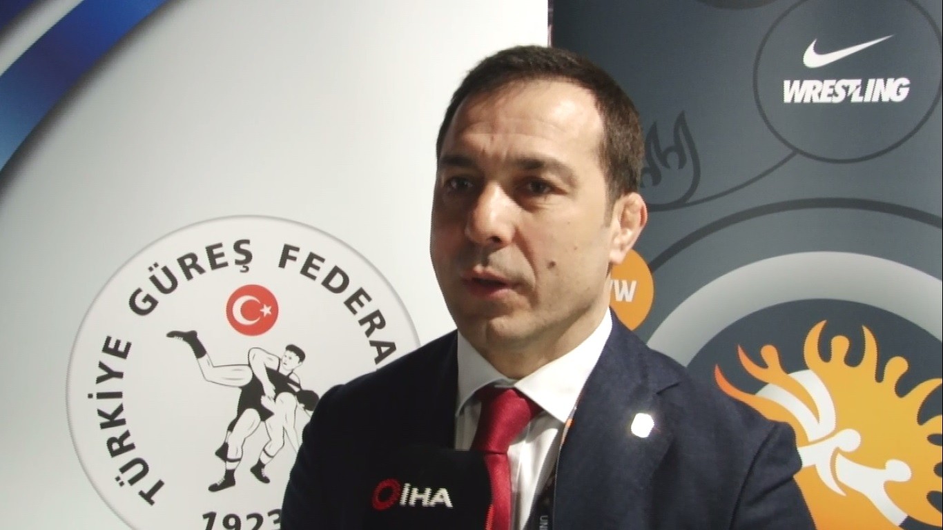 Şeref Eroğlu: "Güçlü Türkiye’m için en iyisi demiyorum, en mükemmel kimse ona o mayoyu teslim edeceğiz" Türkiye Güreş Federasyonu Başkanı Şeref Eroğlu, ay-yıldızlı mayoyu hak edene vereceklerini belirterek, "Ben emeğin, kulak kırılmanın ne olduğunu ...