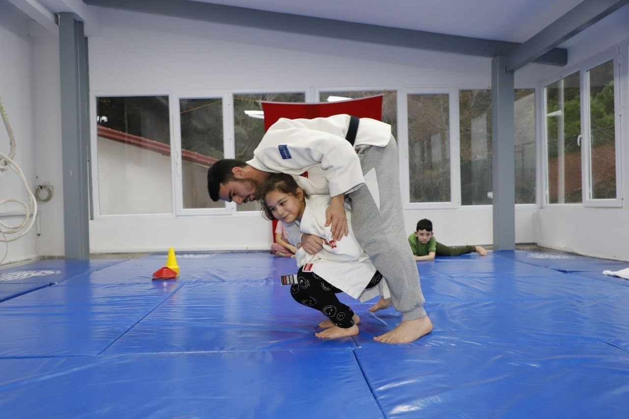 Şile Belediyesi tarafından projelendirilen ve Şile’yi adından söz edilir bir spor merkezi haline getiren Şile Spor Akademisi 2022 kış dönemine de ...