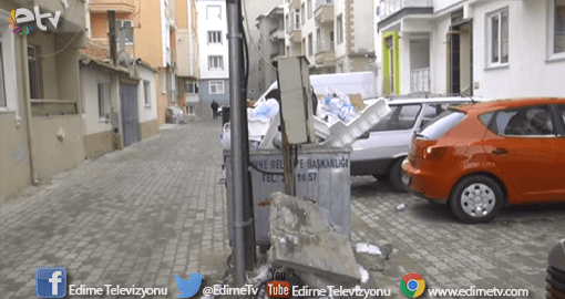 SOKAK ORTASINDA ELEKTRİK DİREĞİ