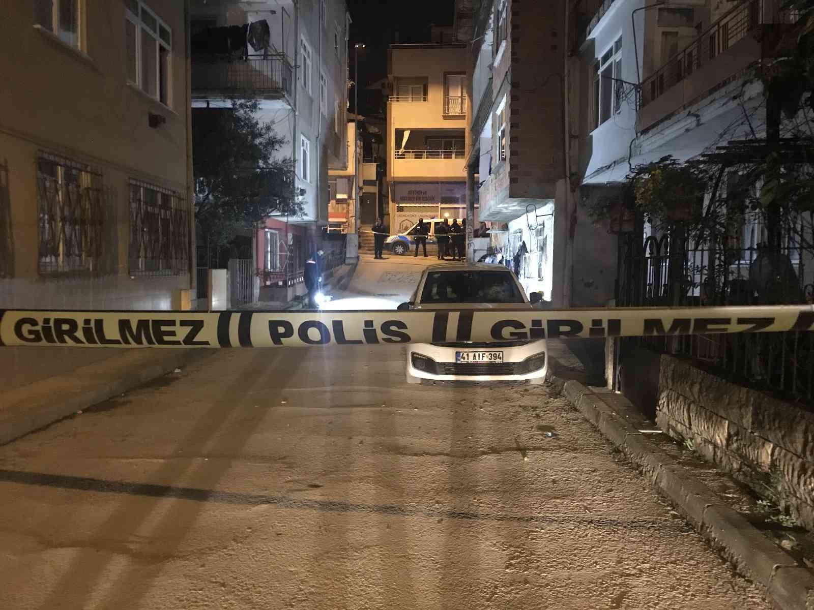 Sokak ortasında silahla vurulan şahıs yaralandı Kocaeli’de bir kişi, sokak ortasında silahla vurularak yaralandı. Olay, İzmit ilçesine bağlı Bekirdere Mahallesi Şevketbey Sokak üzerinde meydana ...