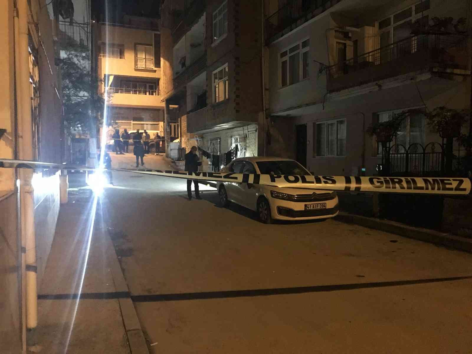 Sokak ortasında silahla vurulan şahıs yaralandı Kocaeli’de bir kişi, sokak ortasında silahla vurularak yaralandı. Olay, İzmit ilçesine bağlı Bekirdere Mahallesi Şevketbey Sokak üzerinde meydana ...