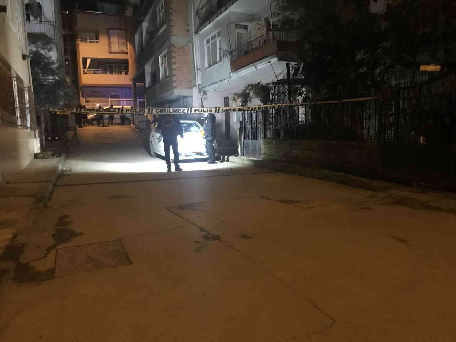 Sokak ortasında silahla vurulan şahıs yaralandı Kocaeli’de bir kişi, sokak ortasında silahla vurularak yaralandı. Olay, İzmit ilçesine bağlı Bekirdere Mahallesi Şevketbey Sokak üzerinde meydana ...