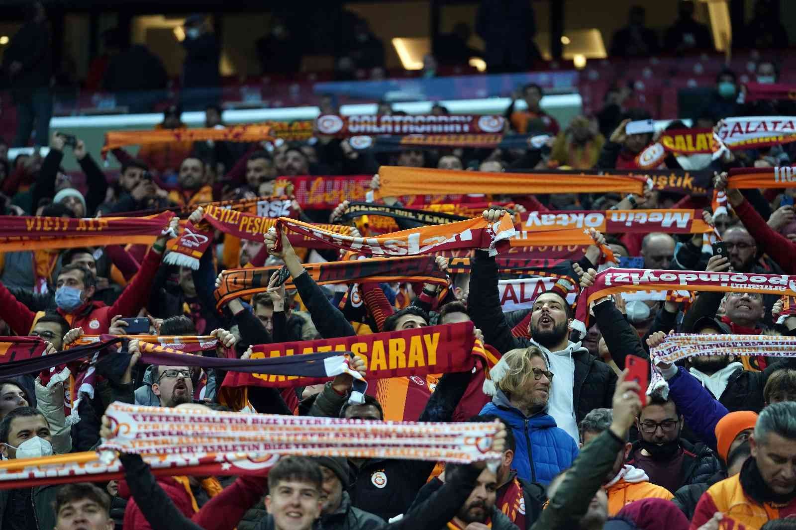 Spor Toto Süper Lig: Galatasaray: 0 - Çaykur Rizespor: 1 (Maç devam ediyor) Spor Toto Süper Lig’in 27. haftasında Galatasaray, Çaykur Rizespor’u konuk ediyor. Mücadelenin 15 dakikası Karadeniz ekibinin 1-0 üstünlüğü ile ...