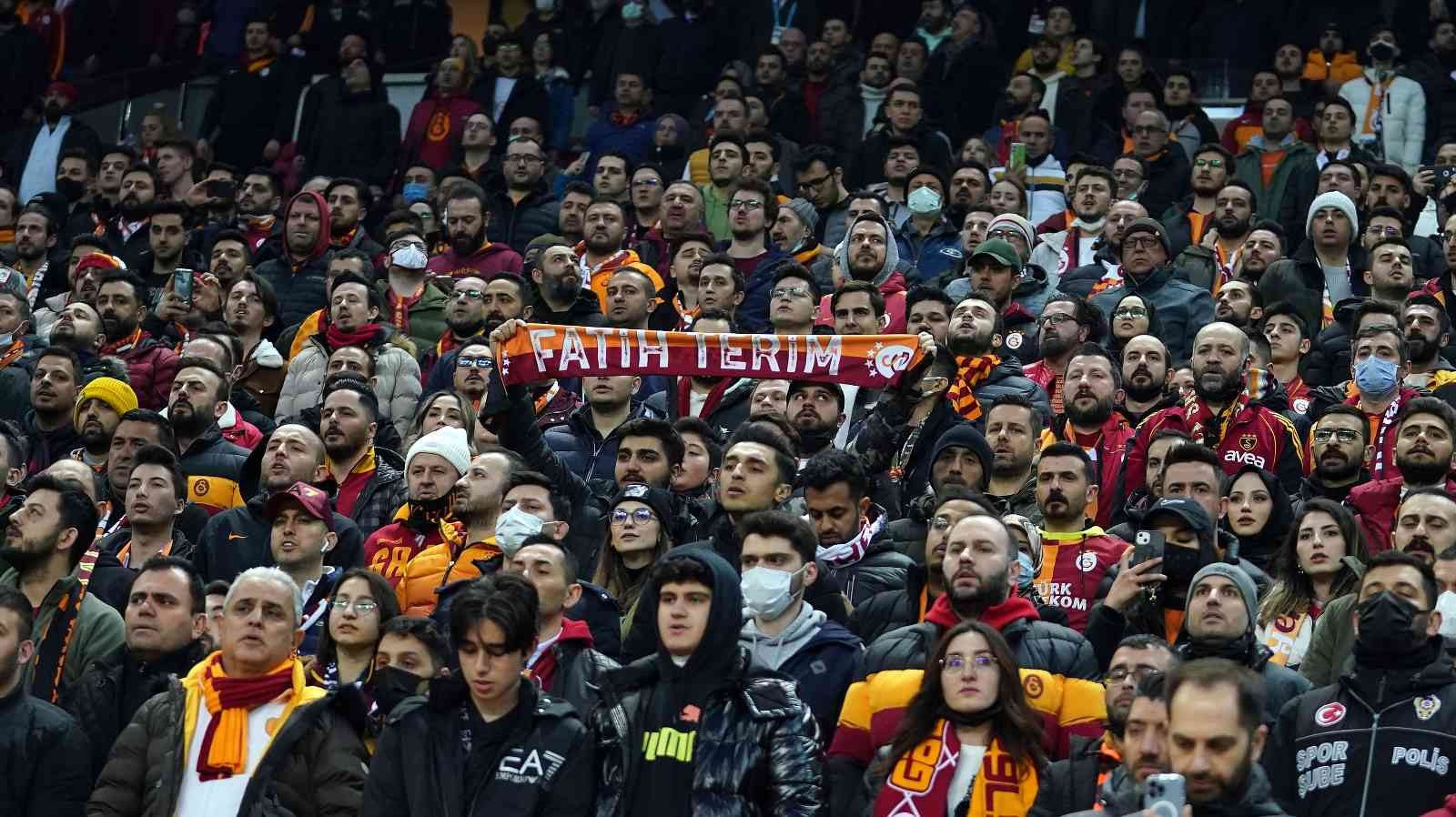Spor Toto Süper Lig: Galatasaray: 0 - Çaykur Rizespor: 1 (Maç devam ediyor) Spor Toto Süper Lig’in 27. haftasında Galatasaray, Çaykur Rizespor’u konuk ediyor. Mücadelenin 15 dakikası Karadeniz ekibinin 1-0 üstünlüğü ile ...