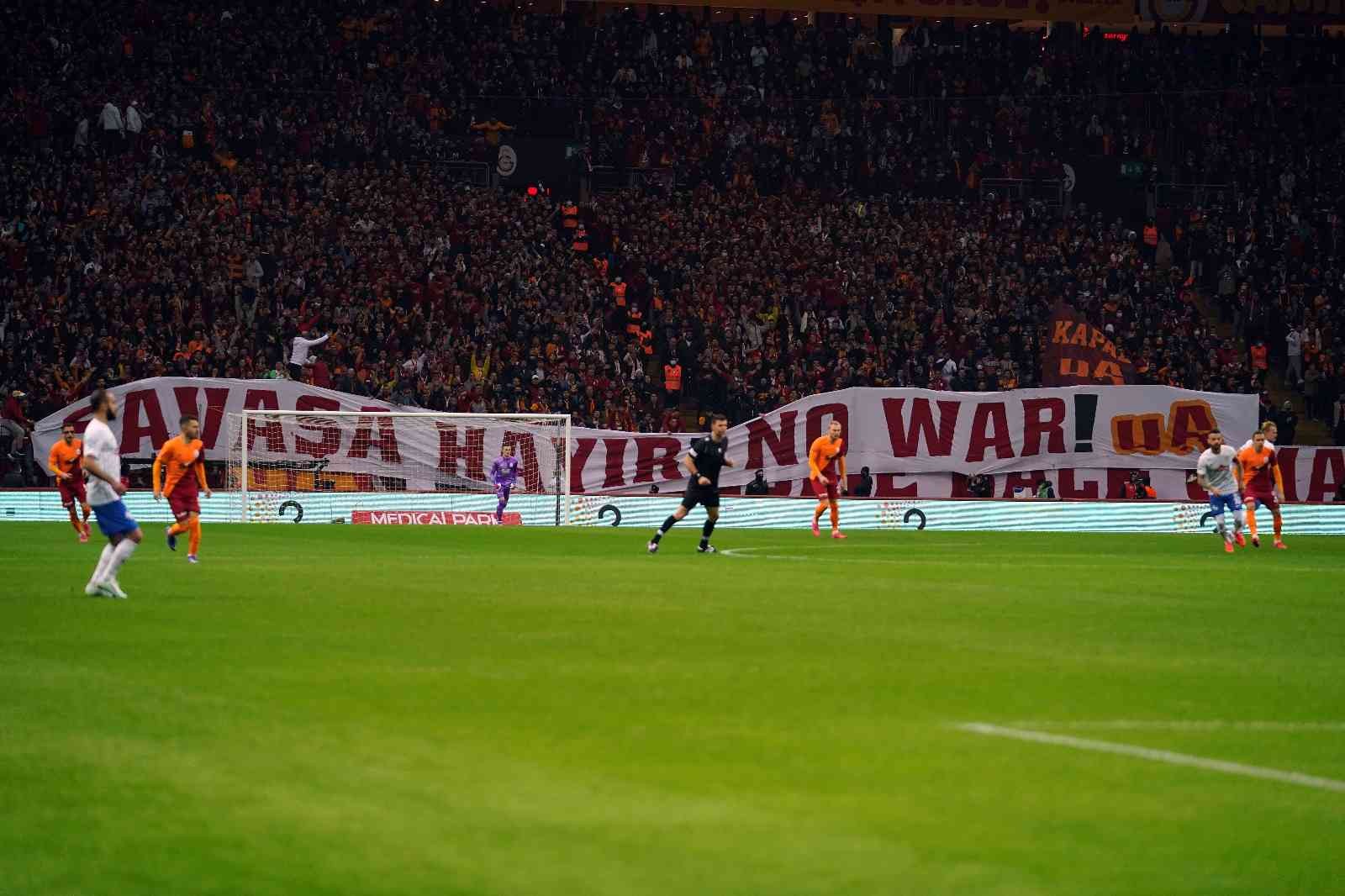 Spor Toto Süper Lig: Galatasaray: 0 - Çaykur Rizespor: 1 (Maç devam ediyor) Spor Toto Süper Lig’in 27. haftasında Galatasaray, Çaykur Rizespor’u konuk ediyor. Mücadelenin 15 dakikası Karadeniz ekibinin 1-0 üstünlüğü ile ...