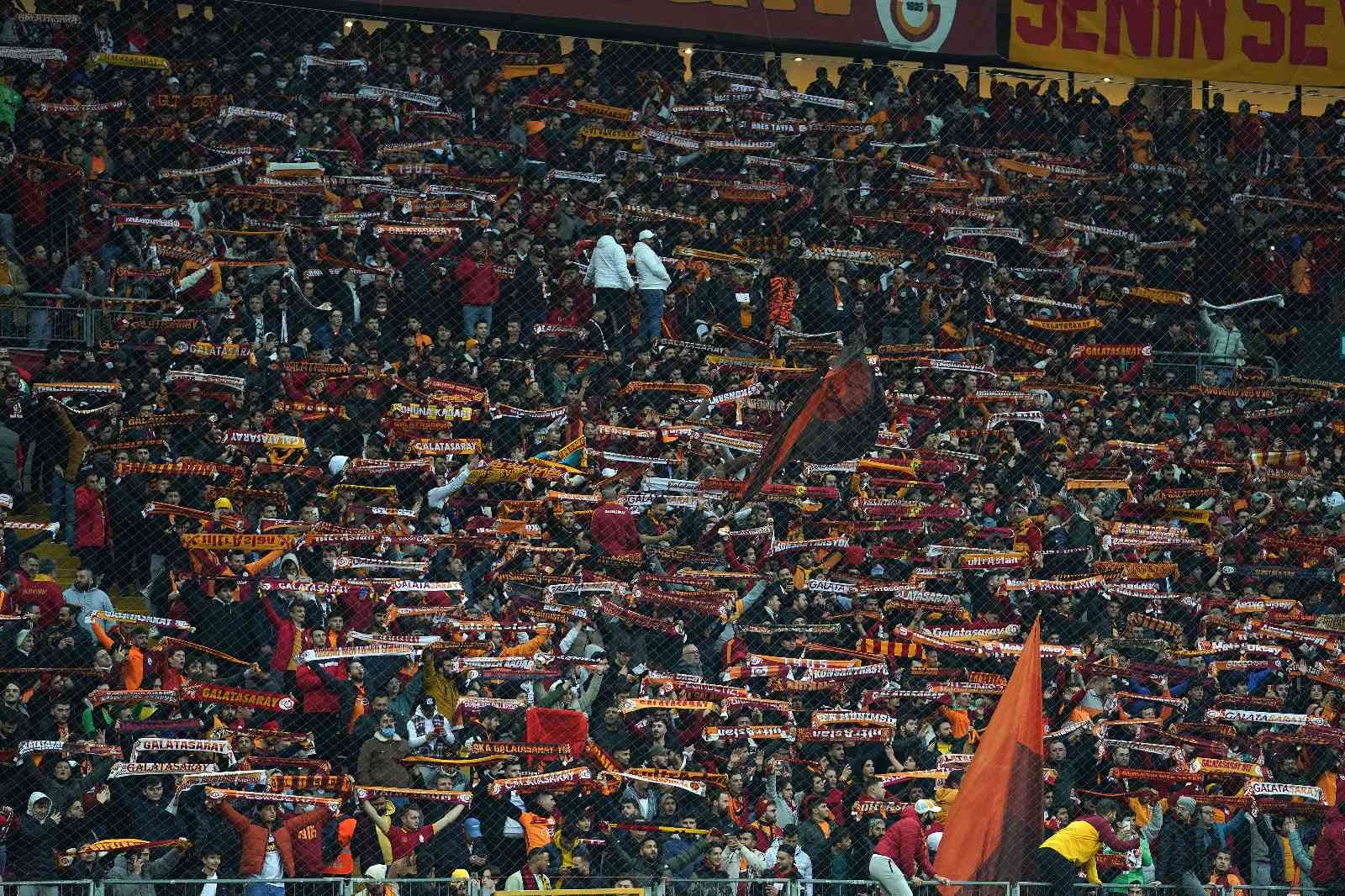 Spor Toto Süper Lig: Galatasaray: 0 - Çaykur Rizespor: 1 (Maç devam ediyor) Spor Toto Süper Lig’in 27. haftasında Galatasaray, Çaykur Rizespor’u konuk ediyor. Mücadelenin 15 dakikası Karadeniz ekibinin 1-0 üstünlüğü ile ...