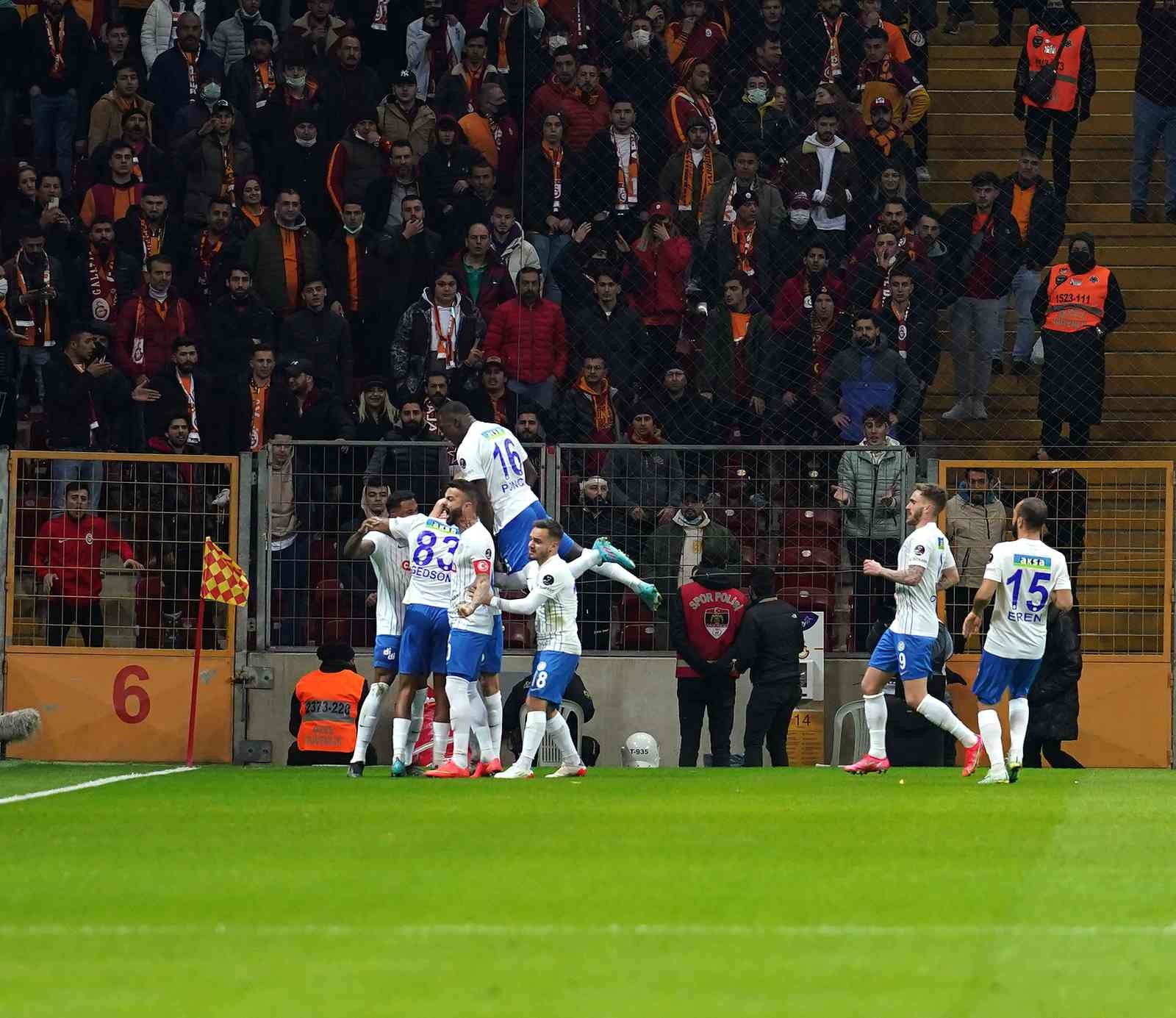 Spor Toto Süper Lig: Galatasaray: 0 - Çaykur Rizespor: 1 (Maç devam ediyor) Spor Toto Süper Lig’in 27. haftasında Galatasaray, Çaykur Rizespor’u konuk ediyor. Mücadelenin 15 dakikası Karadeniz ekibinin 1-0 üstünlüğü ile ...