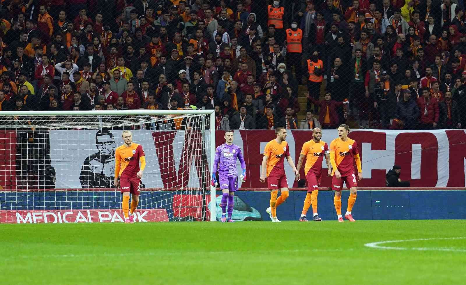 Spor Toto Süper Lig: Galatasaray: 0 - Çaykur Rizespor: 1 (Maç devam ediyor) Spor Toto Süper Lig’in 27. haftasında Galatasaray, Çaykur Rizespor’u konuk ediyor. Mücadelenin 15 dakikası Karadeniz ekibinin 1-0 üstünlüğü ile ...