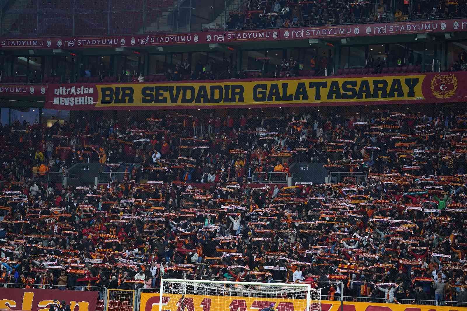 Spor Toto Süper Lig: Galatasaray: 0 - Çaykur Rizespor: 1 (Maç devam ediyor) Spor Toto Süper Lig’in 27. haftasında Galatasaray, Çaykur Rizespor’u konuk ediyor. Mücadelenin 15 dakikası Karadeniz ekibinin 1-0 üstünlüğü ile ...