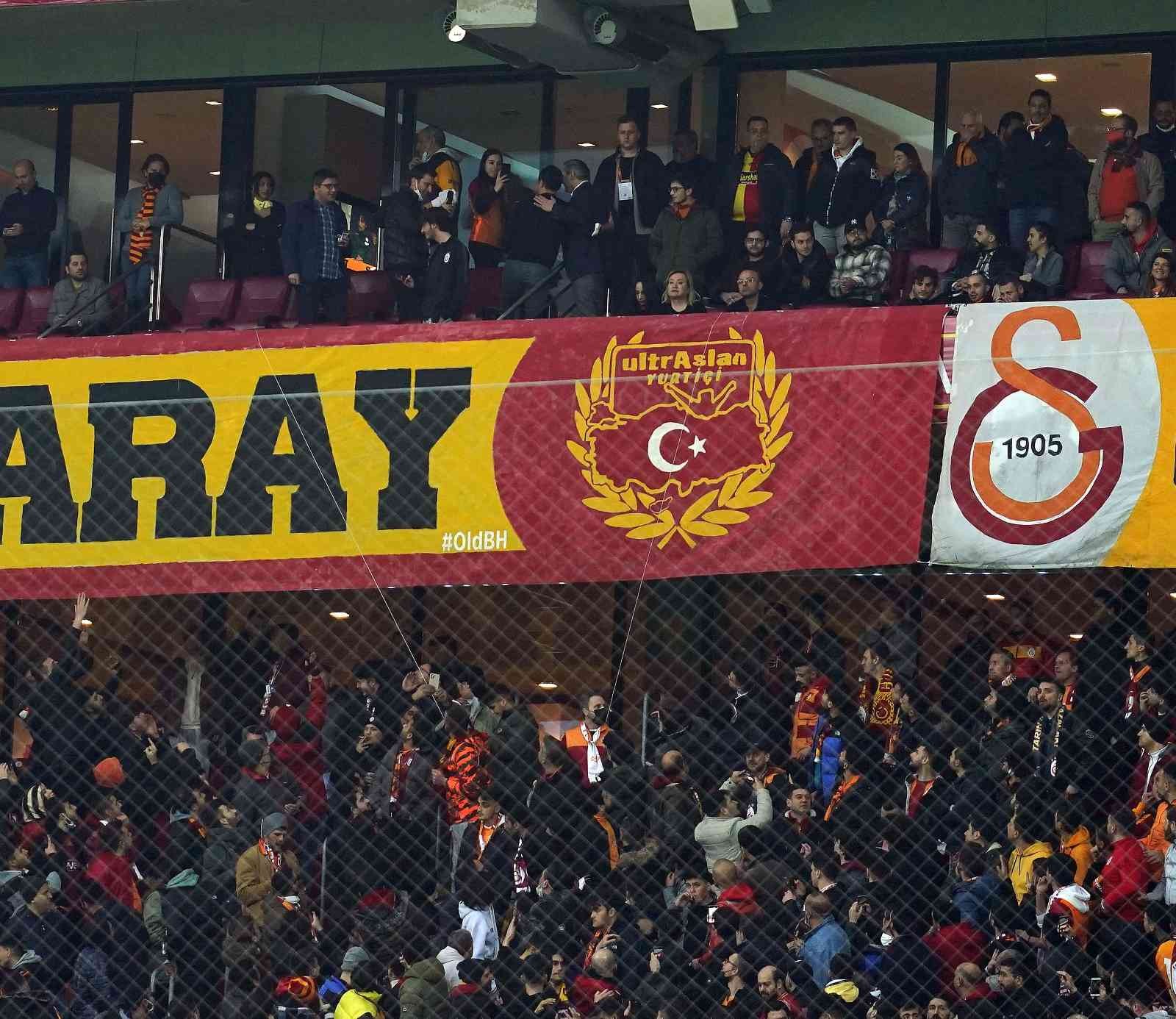 Spor Toto Süper Lig: Galatasaray: 0 - Çaykur Rizespor: 1 (Maç devam ediyor) Spor Toto Süper Lig’in 27. haftasında Galatasaray, Çaykur Rizespor’u konuk ediyor. Mücadelenin 15 dakikası Karadeniz ekibinin 1-0 üstünlüğü ile ...