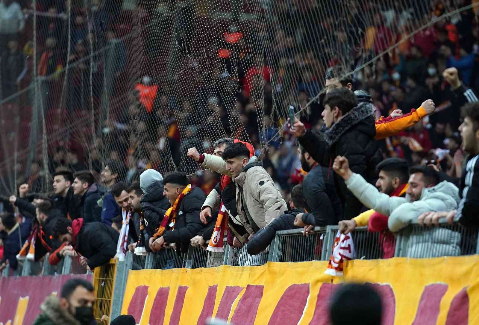 Spor Toto Süper Lig: Galatasaray: 1 - Çaykur Rizespor: 1 (İlk yarı) Spor Toto Süper Lig’in 27. haftasında Galatasaray, Çaykur Rizespor’u ağırlıyor. Müsabakanın ilk yarısı 1-1’lik eşitlikle sona erdi. Maçtan ...