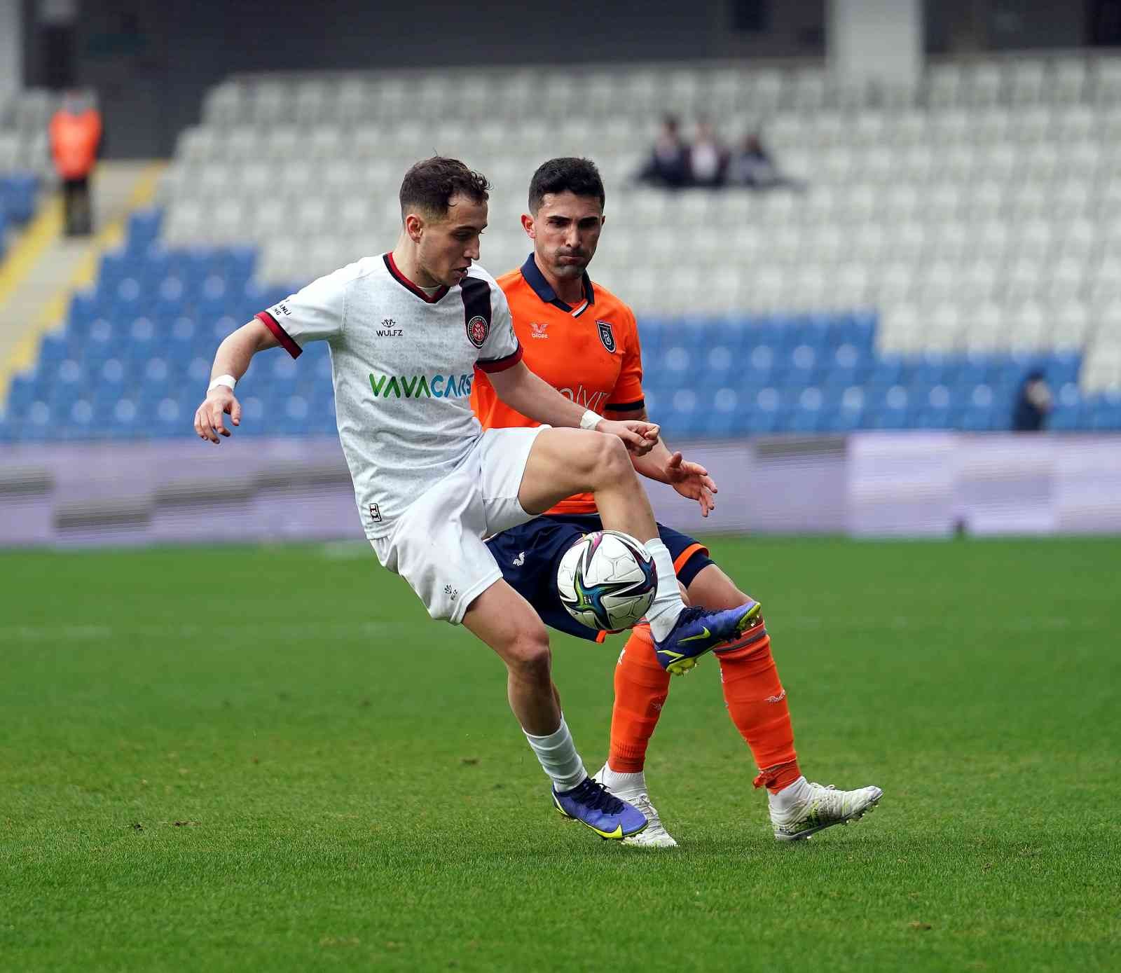 Spor Toto Süper Lig: Medipol Başakşehir: 1 - Fatih Karagümrük: 2 (İlk yarı) Spor Toto Süper Lig’in 27. haftasında Medipol Başakşehir, Fatih Karagümrük’ü ağırlıyor. Müsabakanın ilk yarısı konuk ekibin 2-1’lik üstünlüğüyle ...