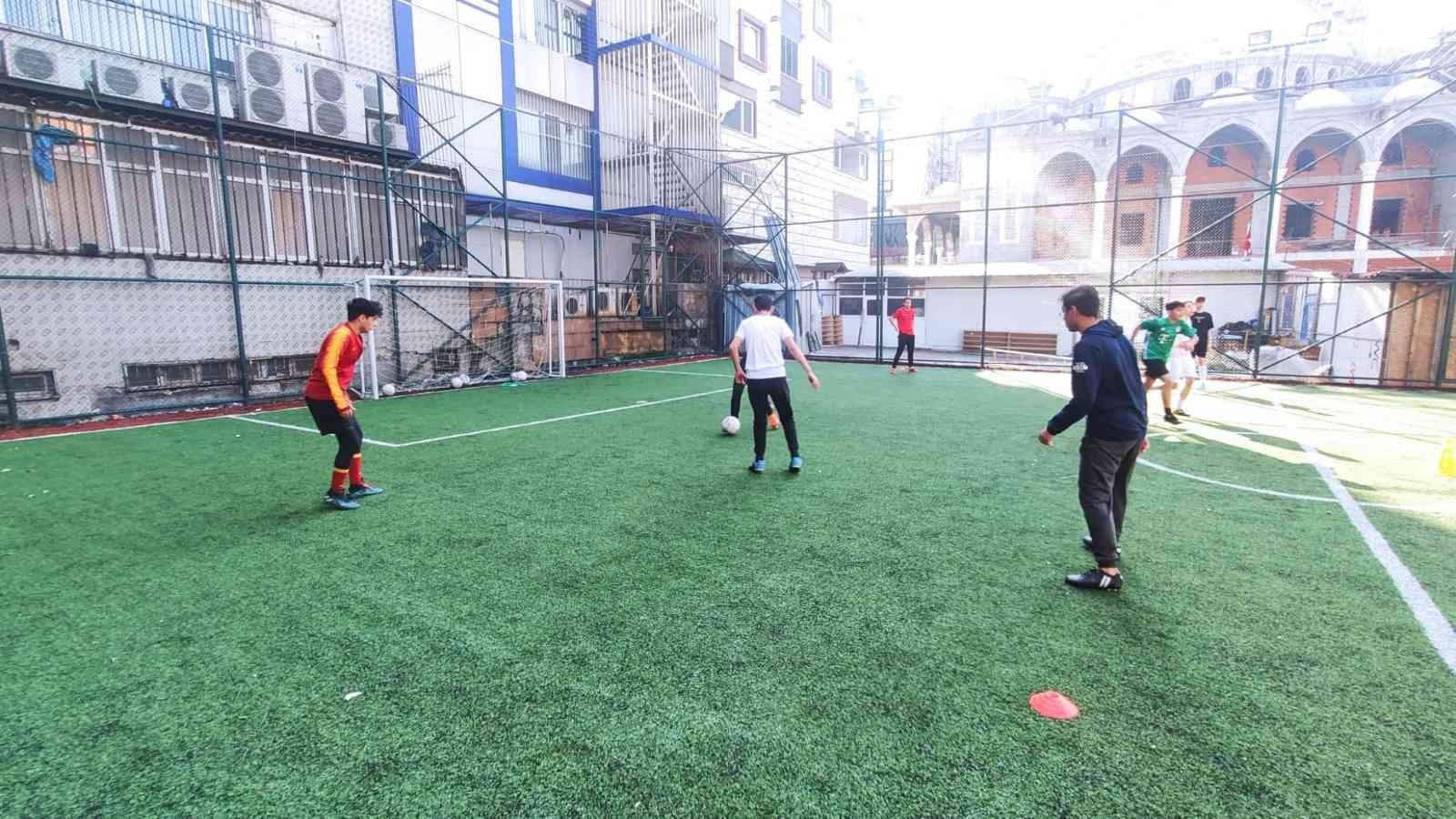 Sultangazi Belediyesi’nden yeşeren hayatlar projesi Sultangazi Belediyesi ve Sultanşehir Futbol Kulübü’nün ortaklaşa yürüttüğü proje kapsamında evlerden toplanan atıkları yetkililere teslim eden ...