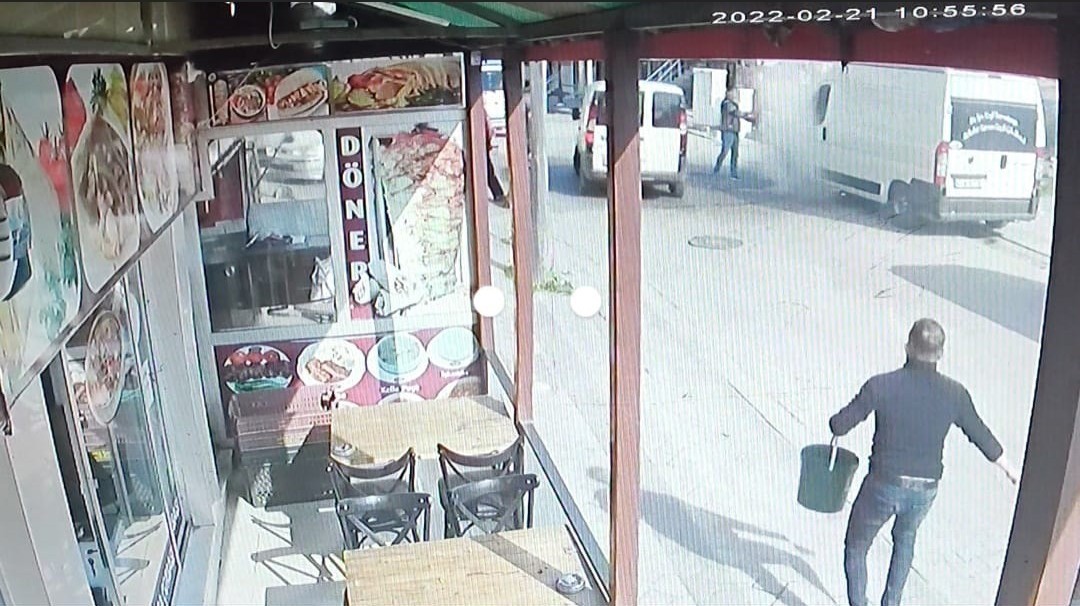 Sultangazi’de park halindeki araç alev aldı Sultangazi’de bir aracın ön kısmından dumanlar yükselmeye başladı. Kısa sürede alev alan aracı çevredeki esnaf kovalarla su taşıyarak söndürdü. O ...