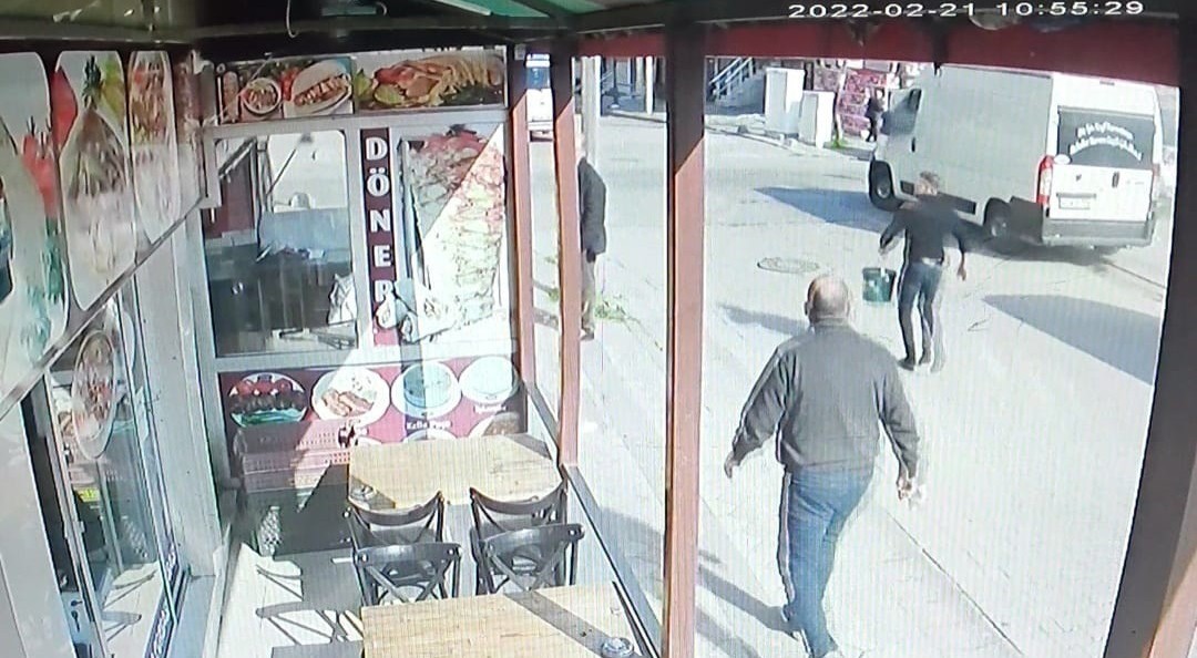 Sultangazi’de park halindeki araç alev aldı Sultangazi’de bir aracın ön kısmından dumanlar yükselmeye başladı. Kısa sürede alev alan aracı çevredeki esnaf kovalarla su taşıyarak söndürdü. O ...