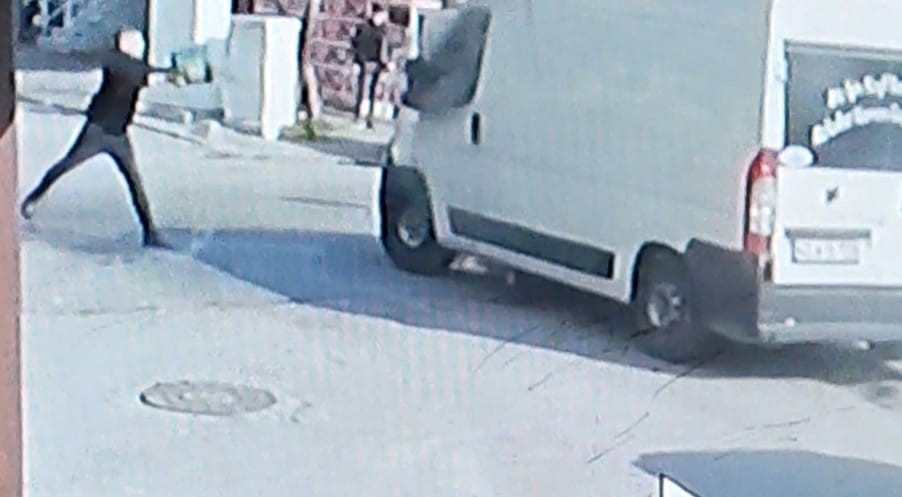 Sultangazi’de park halindeki araç alev aldı Sultangazi’de bir aracın ön kısmından dumanlar yükselmeye başladı. Kısa sürede alev alan aracı çevredeki esnaf kovalarla su taşıyarak söndürdü. O ...