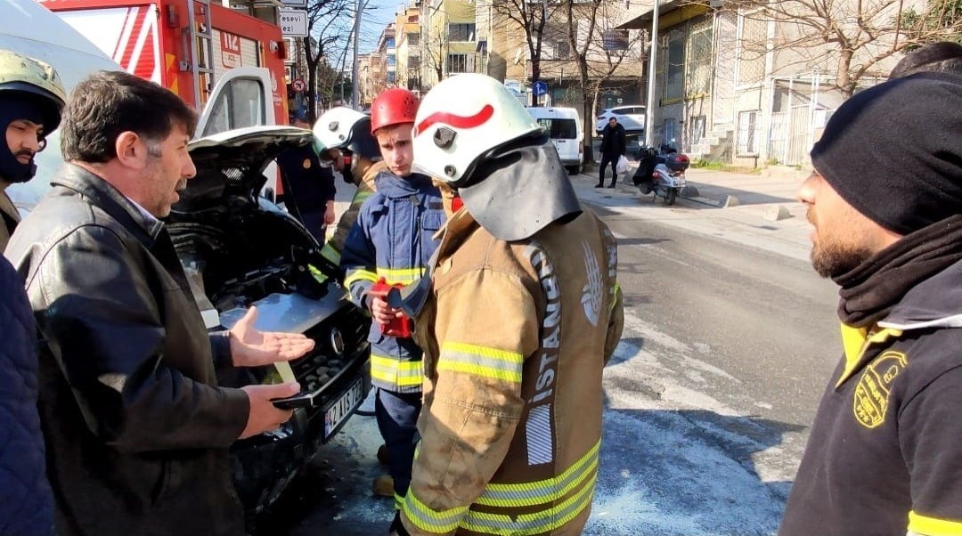 Sultangazi’de park halindeki araç alev aldı Sultangazi’de bir aracın ön kısmından dumanlar yükselmeye başladı. Kısa sürede alev alan aracı çevredeki esnaf kovalarla su taşıyarak söndürdü. O ...