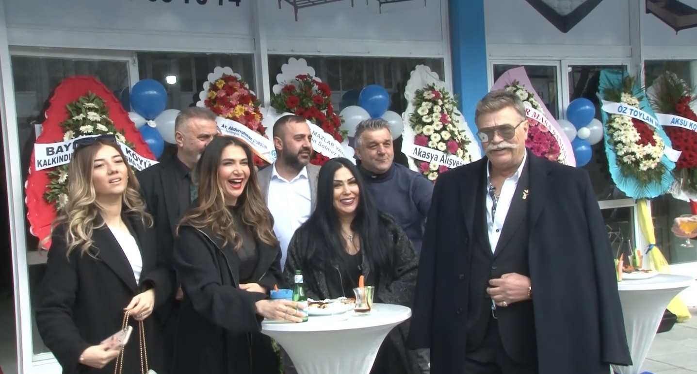 Sultangazi’de ünlü isimler mobilya mağazası açılışına katıldı Sultangazi’de mobilya mağazası açılışına Nuri Alço, Willma Elles, Nilay Dorsa, Nur Ertürk gibi ünlü isimler akın etti. Sultangazi Belediye ...