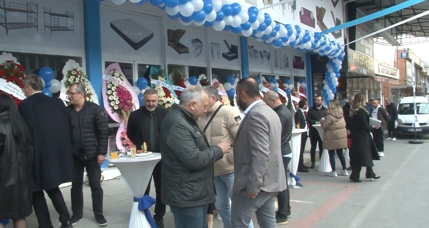 Sultangazi’de ünlü isimler mobilya mağazası açılışına katıldı Sultangazi’de mobilya mağazası açılışına Nuri Alço, Willma Elles, Nilay Dorsa, Nur Ertürk gibi ünlü isimler akın etti. Sultangazi Belediye ...