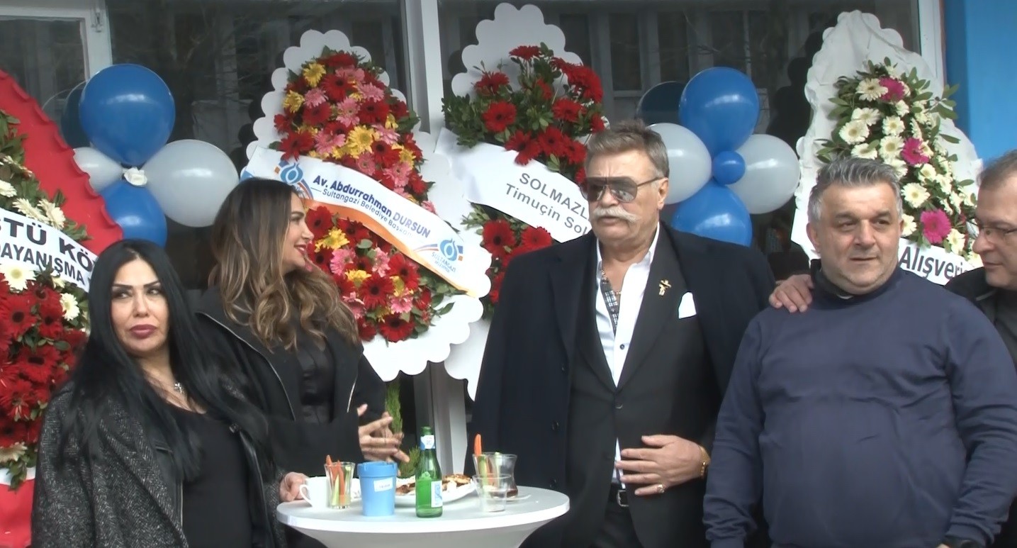 Sultangazi’de ünlü isimler mobilya mağazası açılışına katıldı Sultangazi’de mobilya mağazası açılışına Nuri Alço, Willma Elles, Nilay Dorsa, Nur Ertürk gibi ünlü isimler akın etti. Sultangazi Belediye ...