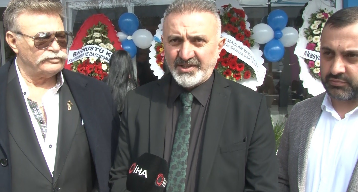 Sultangazi’de ünlü isimler mobilya mağazası açılışına katıldı Sultangazi’de mobilya mağazası açılışına Nuri Alço, Willma Elles, Nilay Dorsa, Nur Ertürk gibi ünlü isimler akın etti. Sultangazi Belediye ...