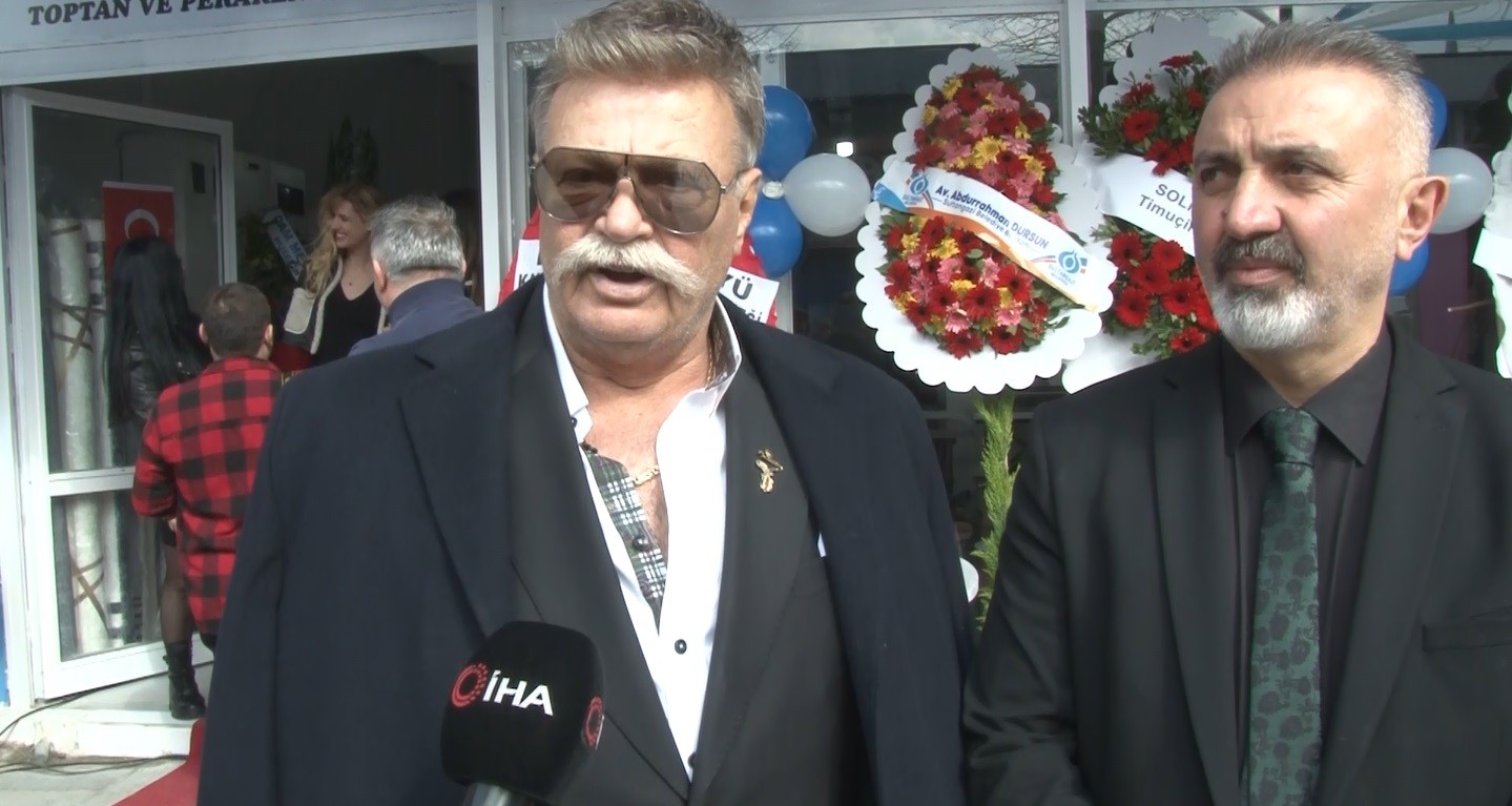 Sultangazi’de ünlü isimler mobilya mağazası açılışına katıldı Sultangazi’de mobilya mağazası açılışına Nuri Alço, Willma Elles, Nilay Dorsa, Nur Ertürk gibi ünlü isimler akın etti. Sultangazi Belediye ...