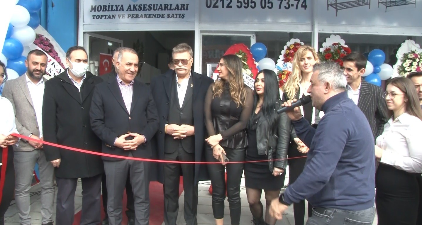 Sultangazi’de ünlü isimler mobilya mağazası açılışına katıldı Sultangazi’de mobilya mağazası açılışına Nuri Alço, Willma Elles, Nilay Dorsa, Nur Ertürk gibi ünlü isimler akın etti. Sultangazi Belediye ...