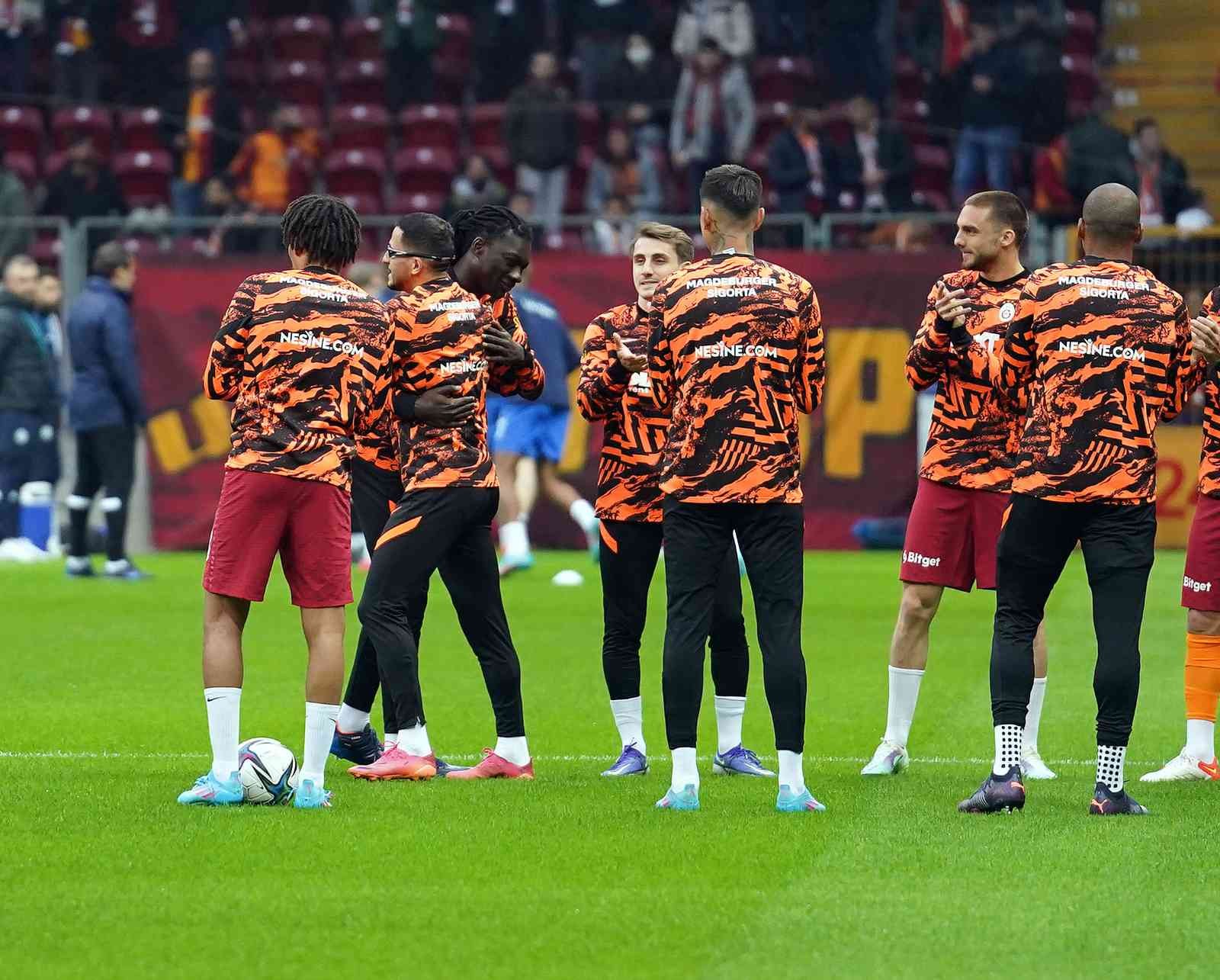 Takım arkadaşlarından Omar Elabdellaoui’ye destek Galatasaraylı futbolcular ısınmaya çıkarken, yaşadığı talihsiz olaydan sonra sahalara dönen Norveçli futbolcu Omar Elabdellaoui’yi alkışlayarak ...
