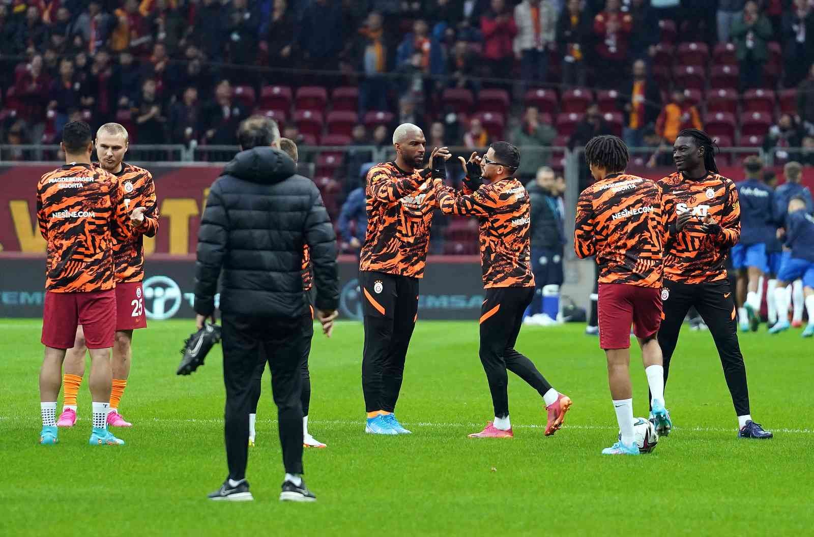 Takım arkadaşlarından Omar Elabdellaoui’ye destek Galatasaraylı futbolcular ısınmaya çıkarken, yaşadığı talihsiz olaydan sonra sahalara dönen Norveçli futbolcu Omar Elabdellaoui’yi alkışlayarak ...