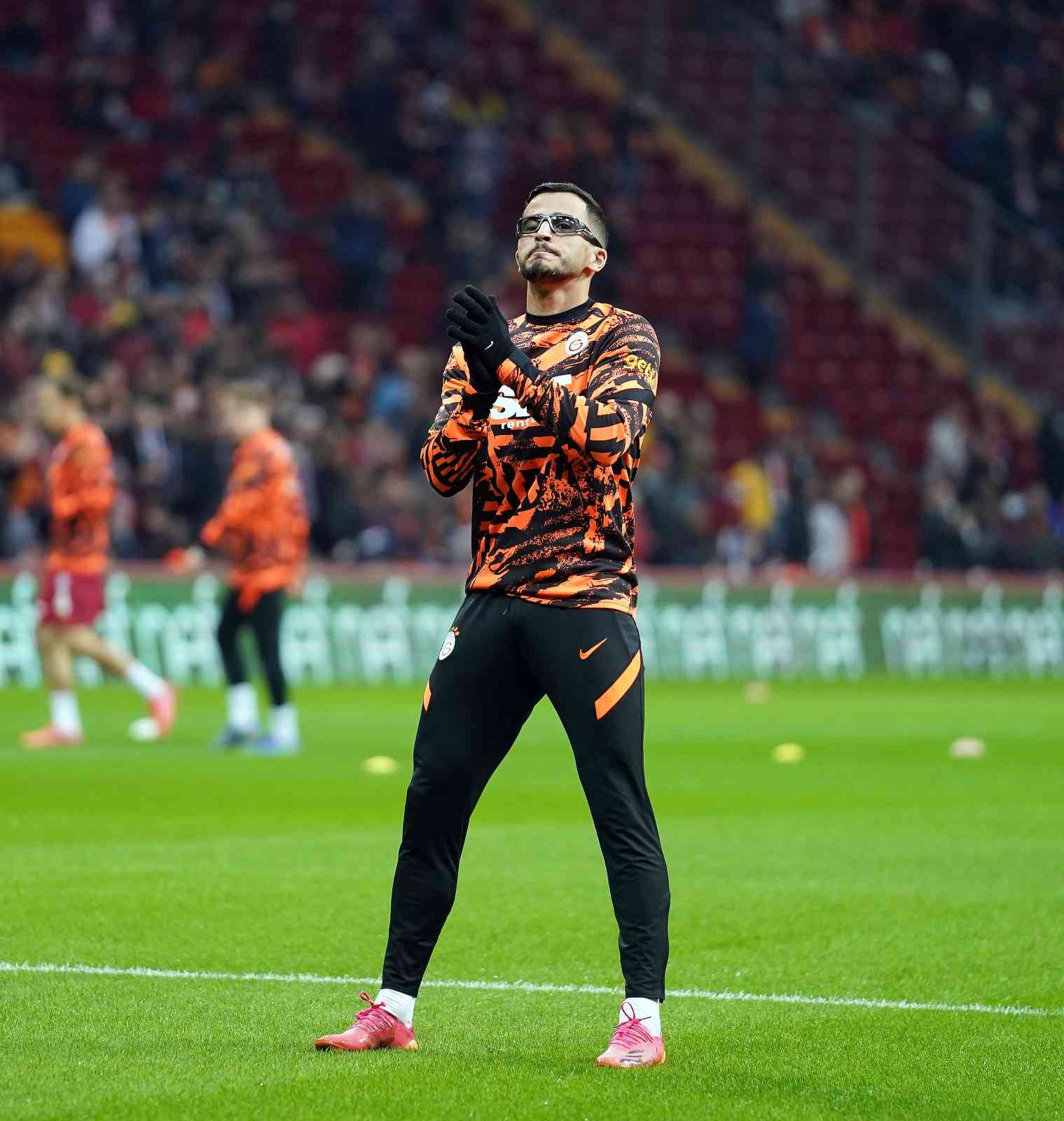 Takım arkadaşlarından Omar Elabdellaoui’ye destek Galatasaraylı futbolcular ısınmaya çıkarken, yaşadığı talihsiz olaydan sonra sahalara dönen Norveçli futbolcu Omar Elabdellaoui’yi alkışlayarak ...