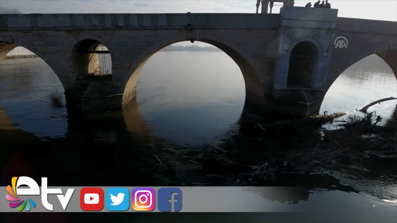 TARİHİ KÖPRÜLERİN AYAKLARINA TAKILAN KÜTÜKLER TEMİZLENDİ