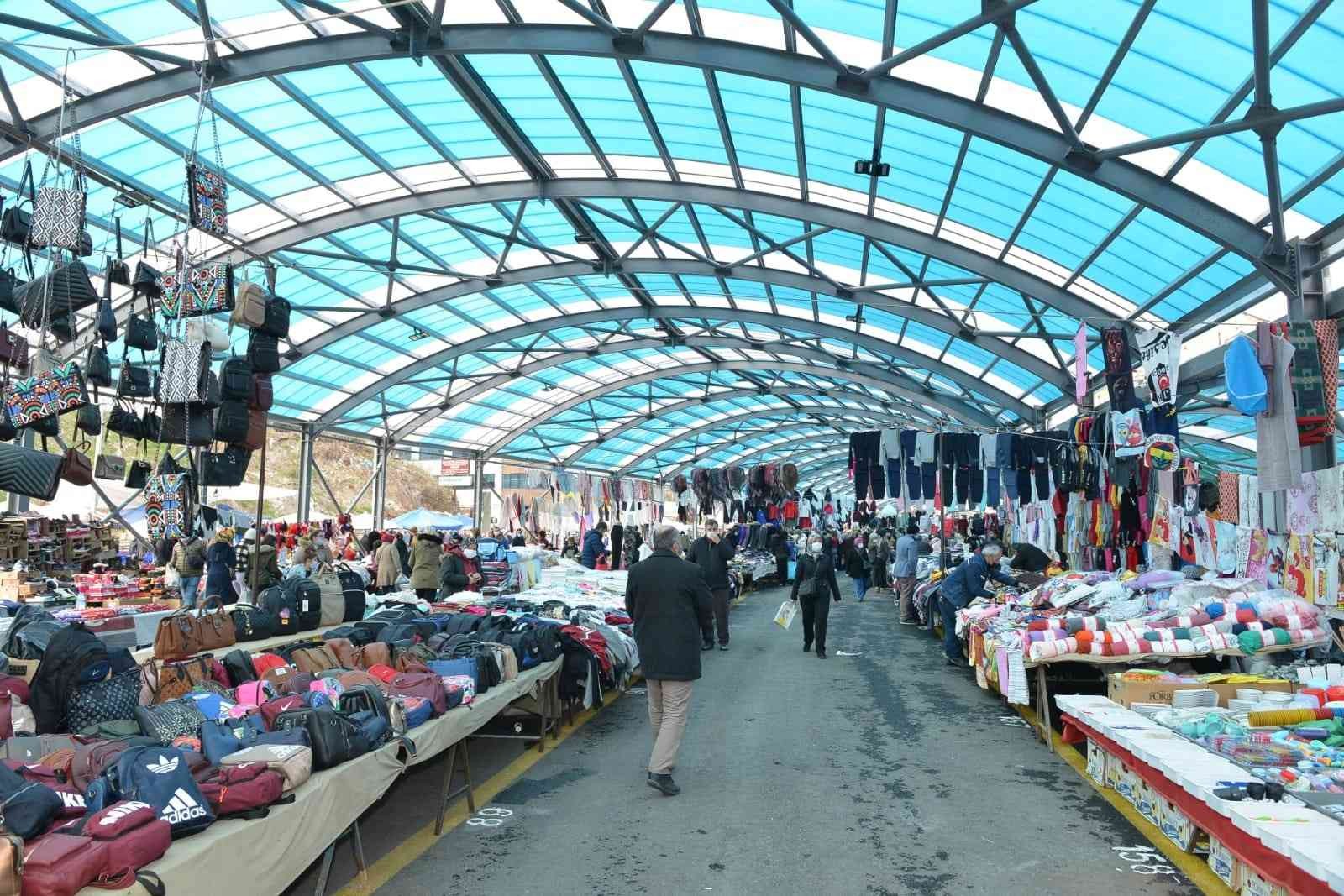 Halk arasında Sosyete Pazarı olarak anılan ve ağırlıklı olarak giyim-kuşam üzerine hizmet veren, haftanın belli günlerinde kurulan semt pazarı ...