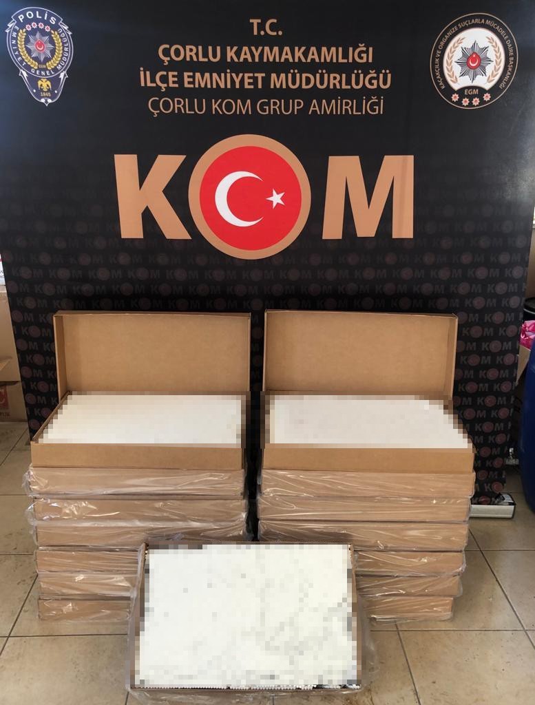 Tekirdağ’da 75 bin kaçak makaron ele geçirildi Tekirdağ’da düzenlenen operasyonda durdurulan şüpheli bir araçta yapılan aramada, 75 bin adet bandrolsüz dolu makaron ele geçirildi. Tekirdağ ...