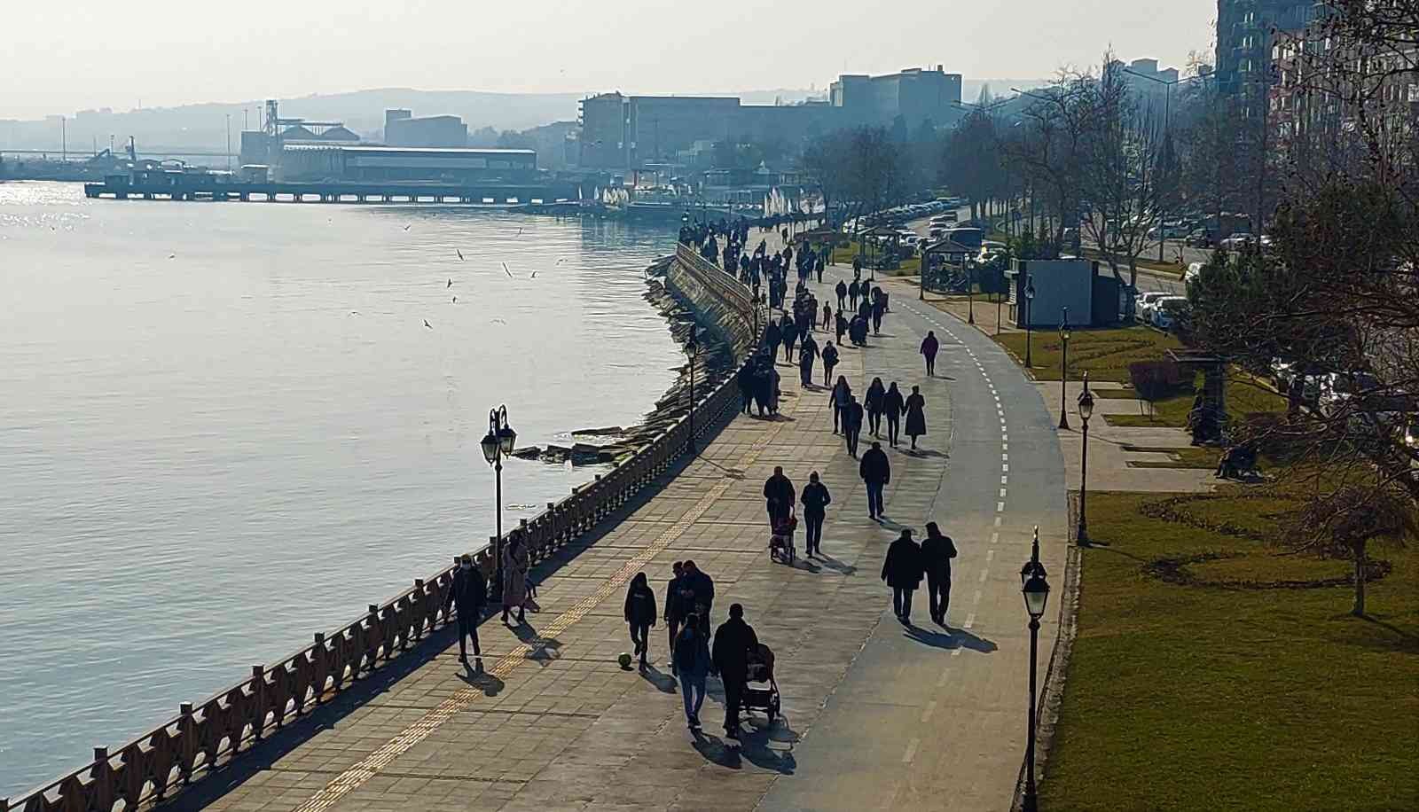 Tekirdağ’da sahiller doldu taştı Tekirdağ’da güzel havayı fırsat bilen vatandaşlar sahillere akın etti. Sert geçen kışın son günlerinde ilk cemre havaya düşerken, Tekirdağ’da ...