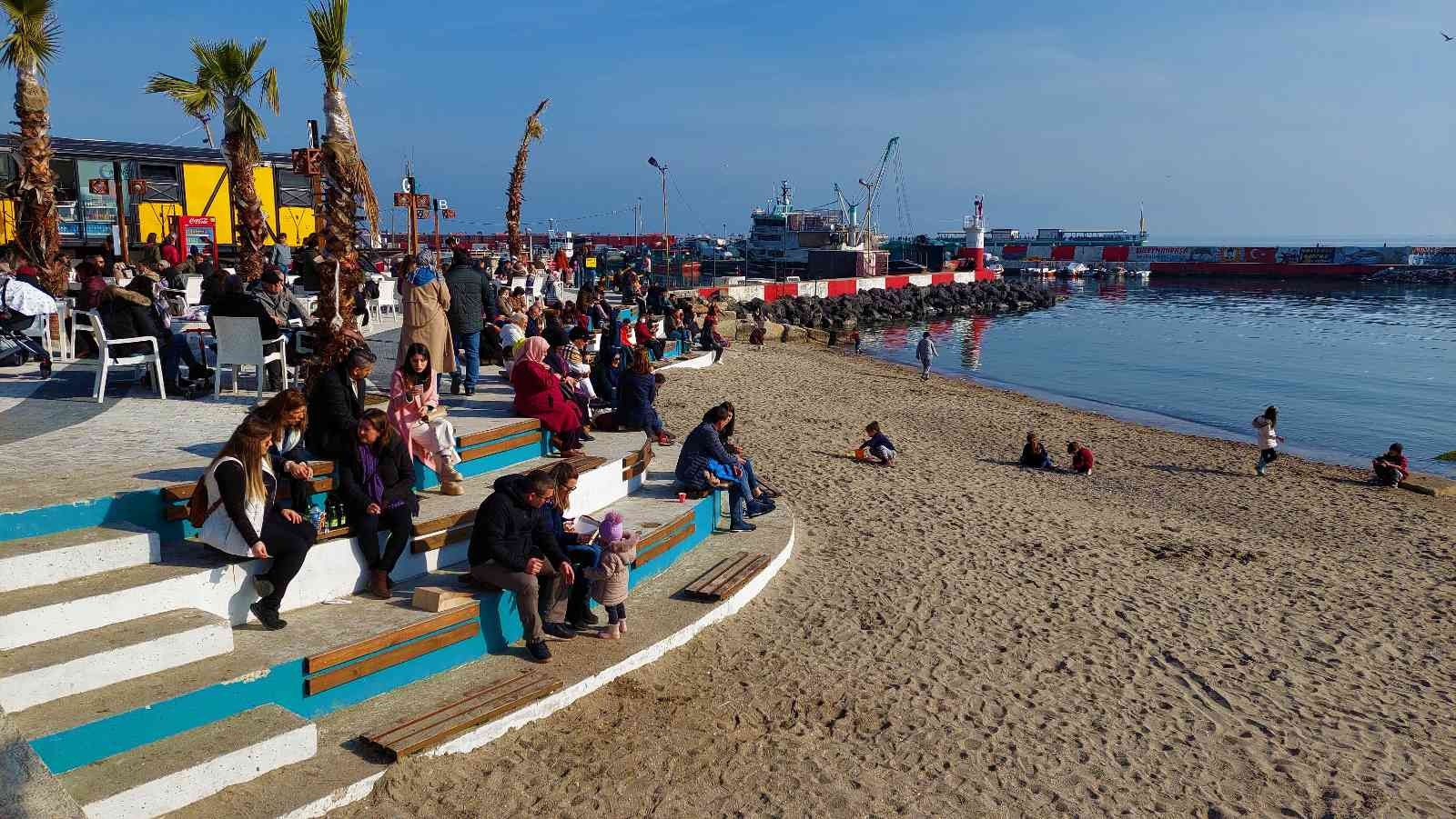 Tekirdağ’da sahiller doldu taştı Tekirdağ’da güzel havayı fırsat bilen vatandaşlar sahillere akın etti. Sert geçen kışın son günlerinde ilk cemre havaya düşerken, Tekirdağ’da ...