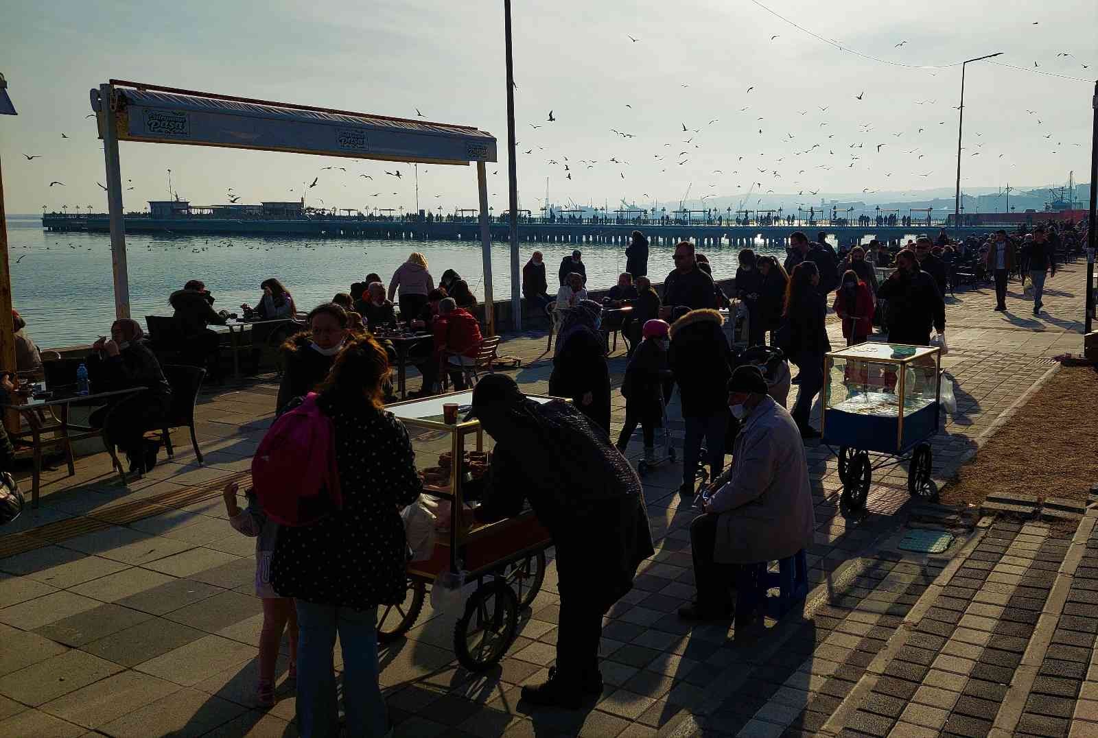 Tekirdağ’da sahiller doldu taştı Tekirdağ’da güzel havayı fırsat bilen vatandaşlar sahillere akın etti. Sert geçen kışın son günlerinde ilk cemre havaya düşerken, Tekirdağ’da ...