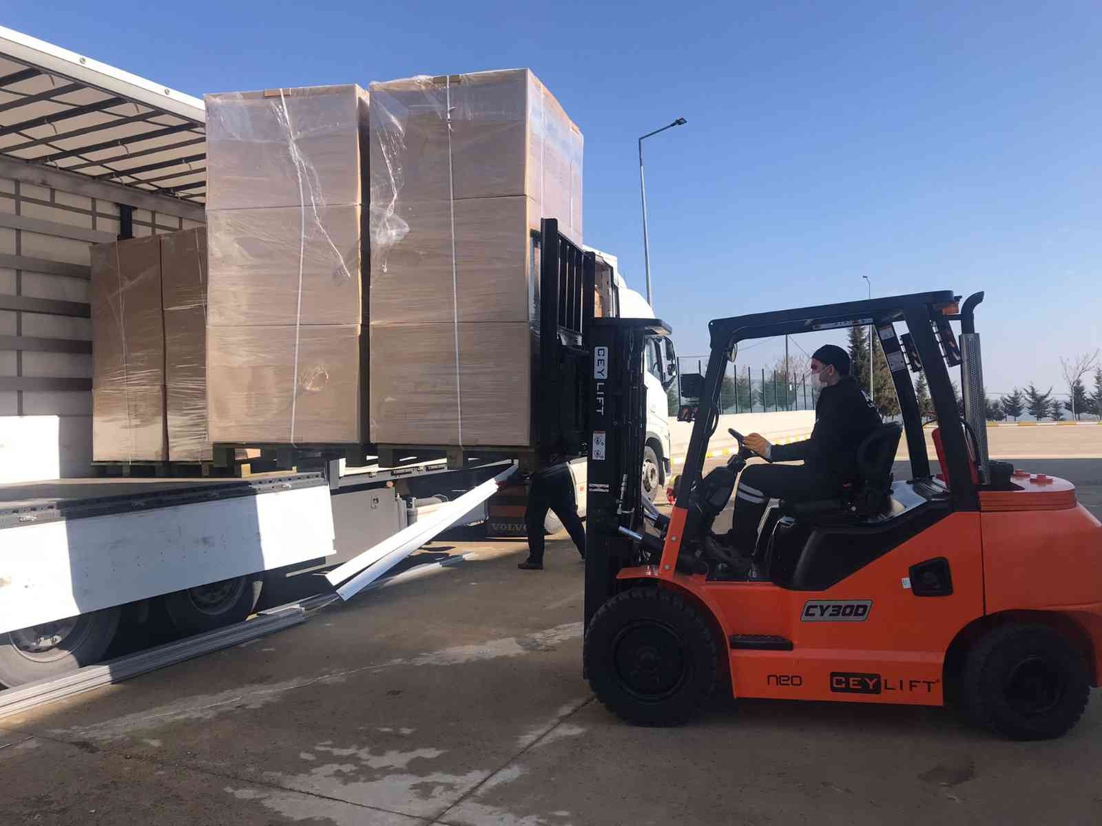 Tekirdağ’dan Ukrayna’ya 5 tır yardım gönderildi Rusya’nın saldırısı altındaki Ukrayna’ya Tekirdağ’dan 5 tır insani yardım malzemesi gönderildi. Rusya’nın saldırı düzenlendiği Ukrayna’da ...