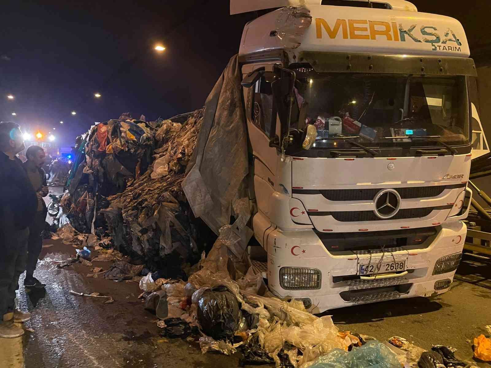 TEM’de tır kazaya karıştı, tonlarca atık malzeme yola döküldü Kocaeli TEM Otoyolu tünel içinde otomobilin tıra çarpması sebebiyle kaza meydana geldi. Çarpmanın şiddetiyle tırın kasasında bulunan atık ...