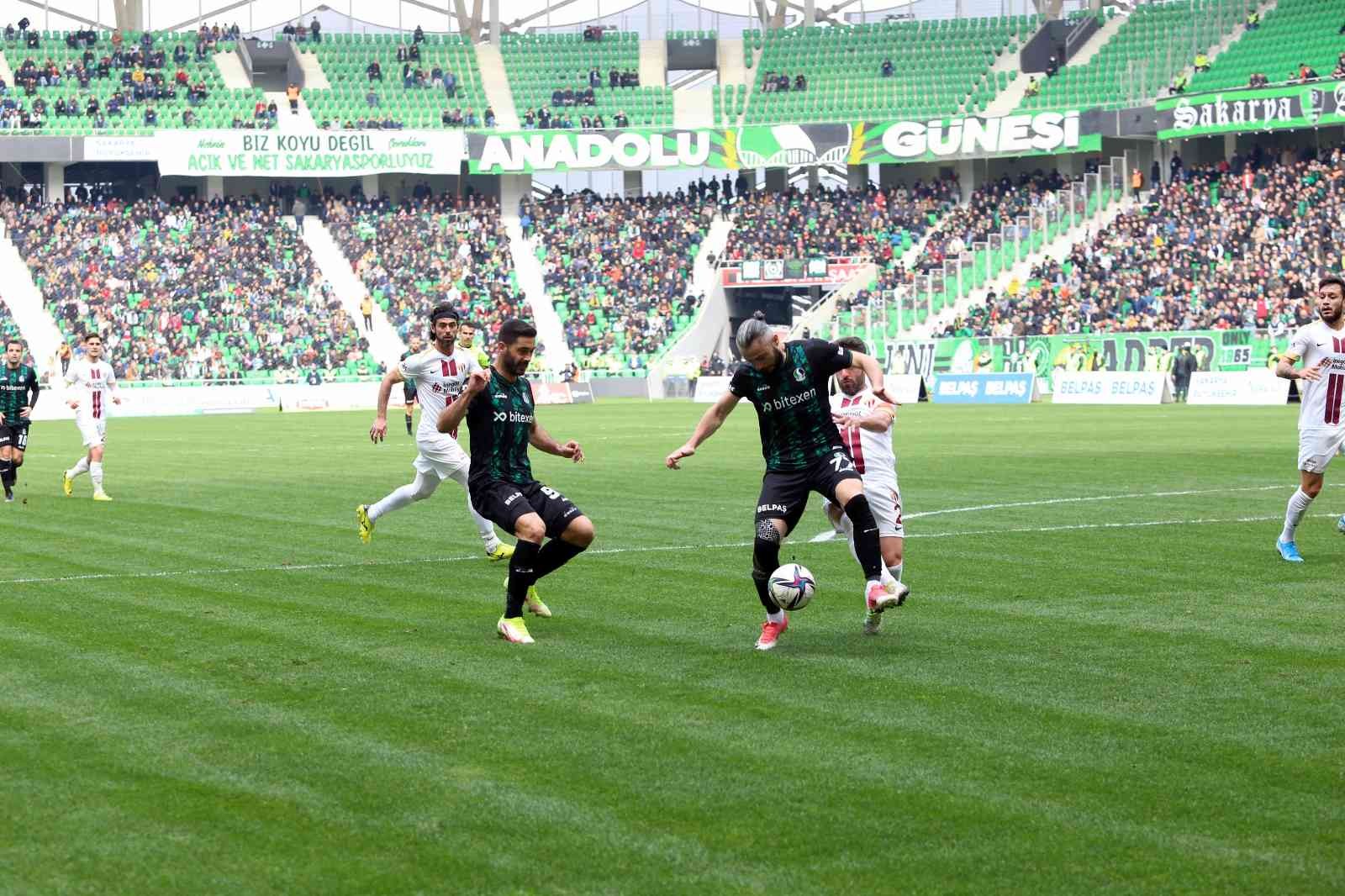 TFF 2. Lig: Sakaryaspor: 2 - İnegölspor: 2 TFF 2. Lig Kırmızı Grup 28. hafta karşılaşmasında Sakaryaspor, sahasında karşılaştığı İnegölspor ile 2-2 berabere kaldı. Stat: Yeni Sakarya ...