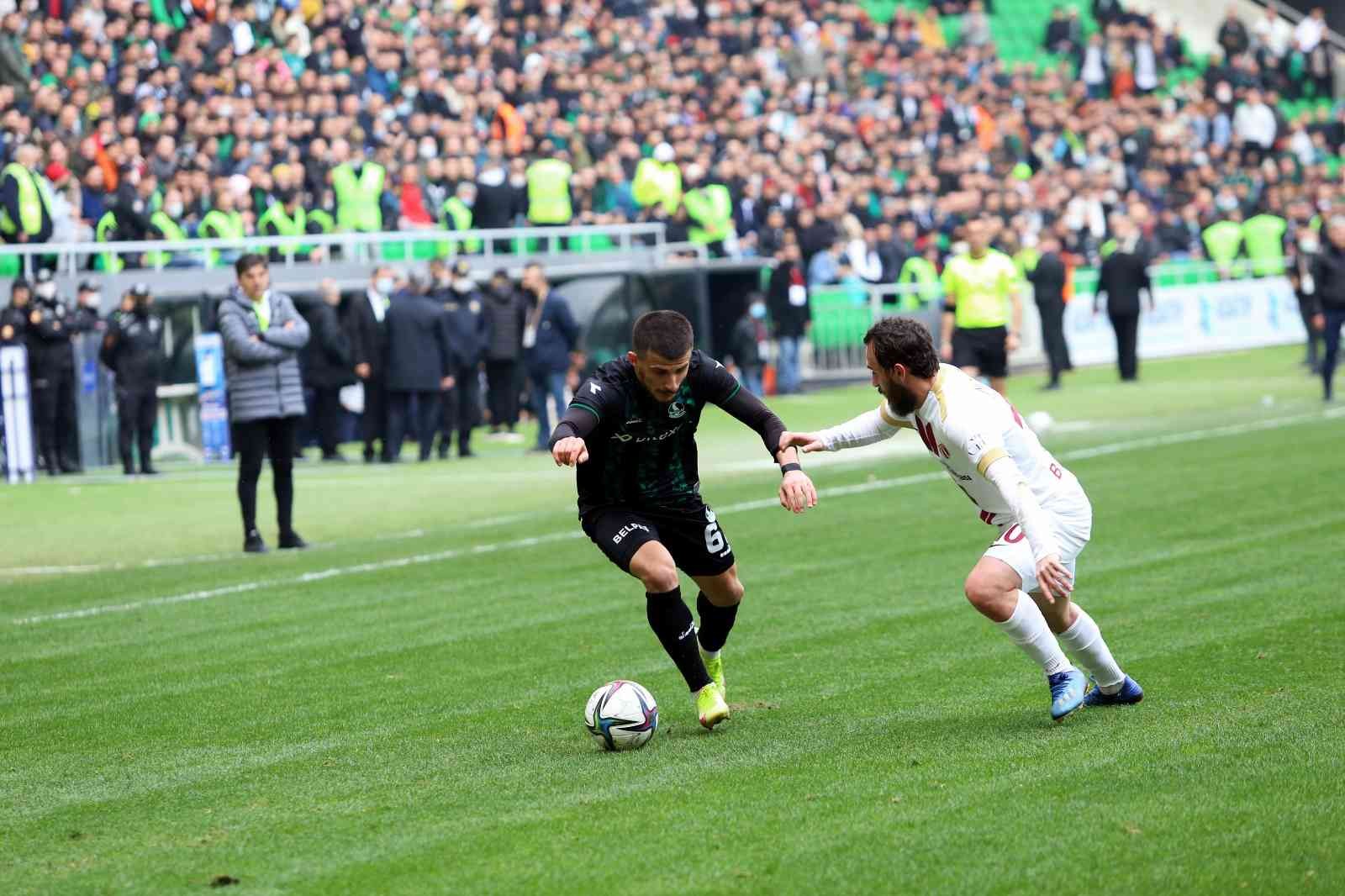 TFF 2. Lig: Sakaryaspor: 2 - İnegölspor: 2 TFF 2. Lig Kırmızı Grup 28. hafta karşılaşmasında Sakaryaspor, sahasında karşılaştığı İnegölspor ile 2-2 berabere kaldı. Stat: Yeni Sakarya ...