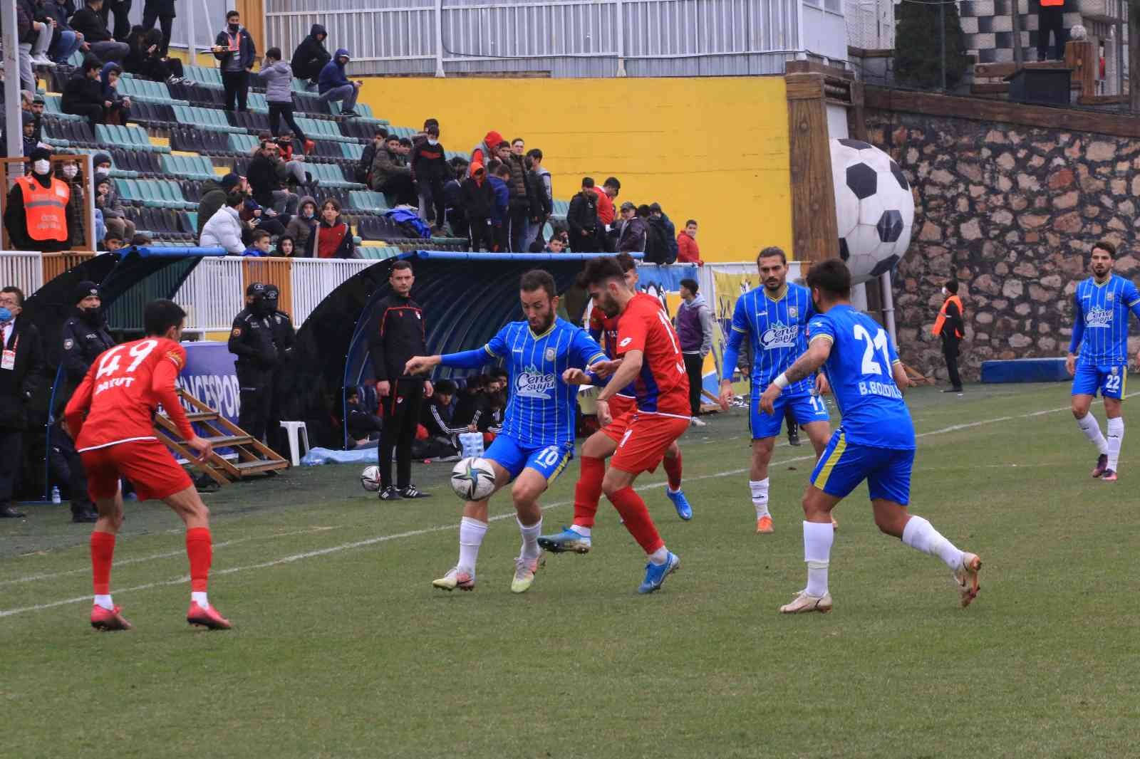 TFF 3. Lig: Belediye Derincespor: 5 - Kardemir Karabükspor:1 TFF 3. Lig 3. Grup 24. haftasında Belediye Derincespor sahasında karşılaştığı Kardemir Karabükspor’u 5-1 mağlup etti. Stat: Belediye Derincespor ...