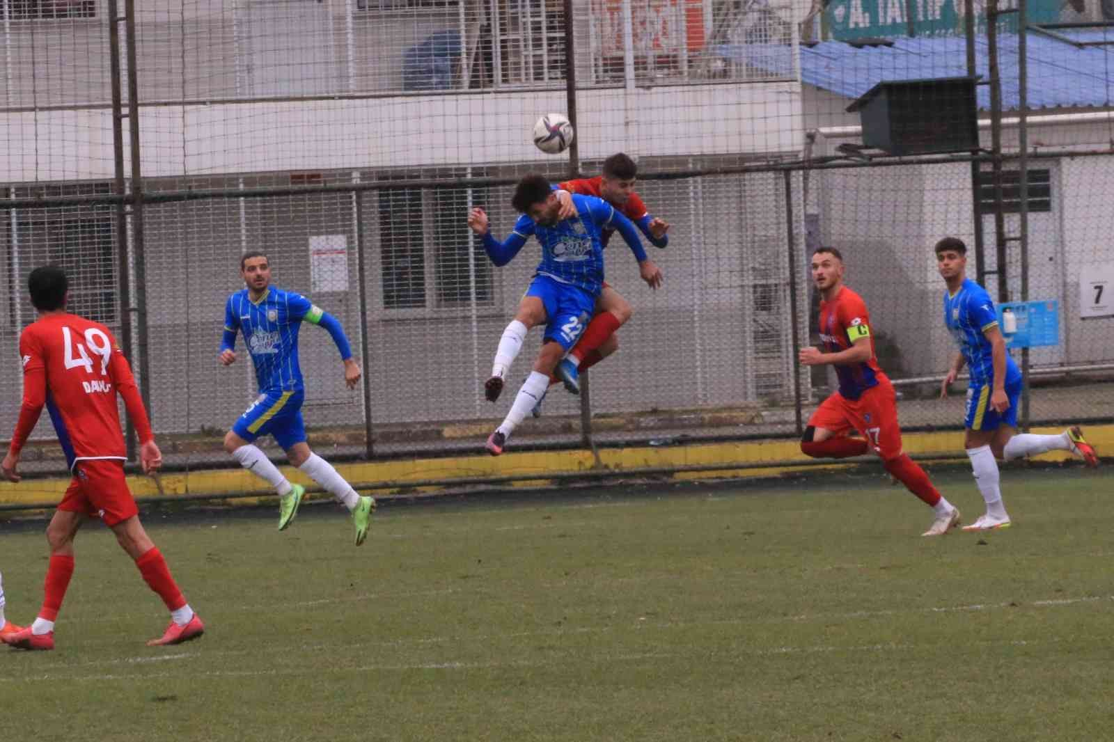 TFF 3. Lig: Belediye Derincespor: 5 - Kardemir Karabükspor:1 TFF 3. Lig 3. Grup 24. haftasında Belediye Derincespor sahasında karşılaştığı Kardemir Karabükspor’u 5-1 mağlup etti. Stat: Belediye Derincespor ...