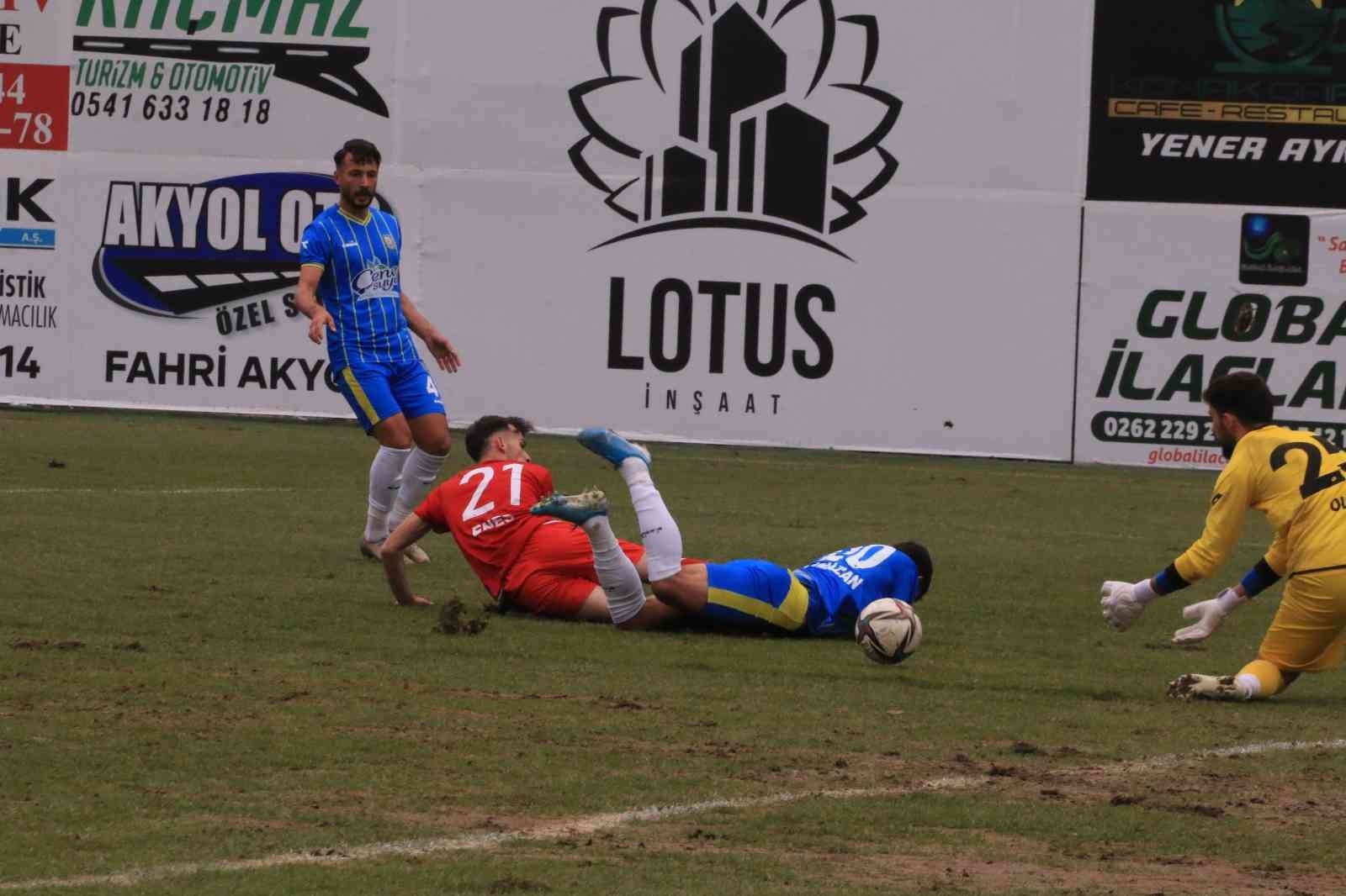 TFF 3. Lig: Belediye Derincespor: 5 - Kardemir Karabükspor:1 TFF 3. Lig 3. Grup 24. haftasında Belediye Derincespor sahasında karşılaştığı Kardemir Karabükspor’u 5-1 mağlup etti. Stat: Belediye Derincespor ...