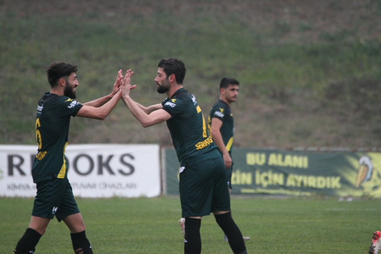 TFF 3. Lig: Darıca Gençlerbirliği: 1 - Çarşambaspor: 0 TFF 3. Lig ekiplerinden Darıca Gençlerbirliği, sahasında Çarşambaspor’u 1-0 mağlup etti. 3 puanı hanesine yazdıran sarı-yeşilliler, puan ...