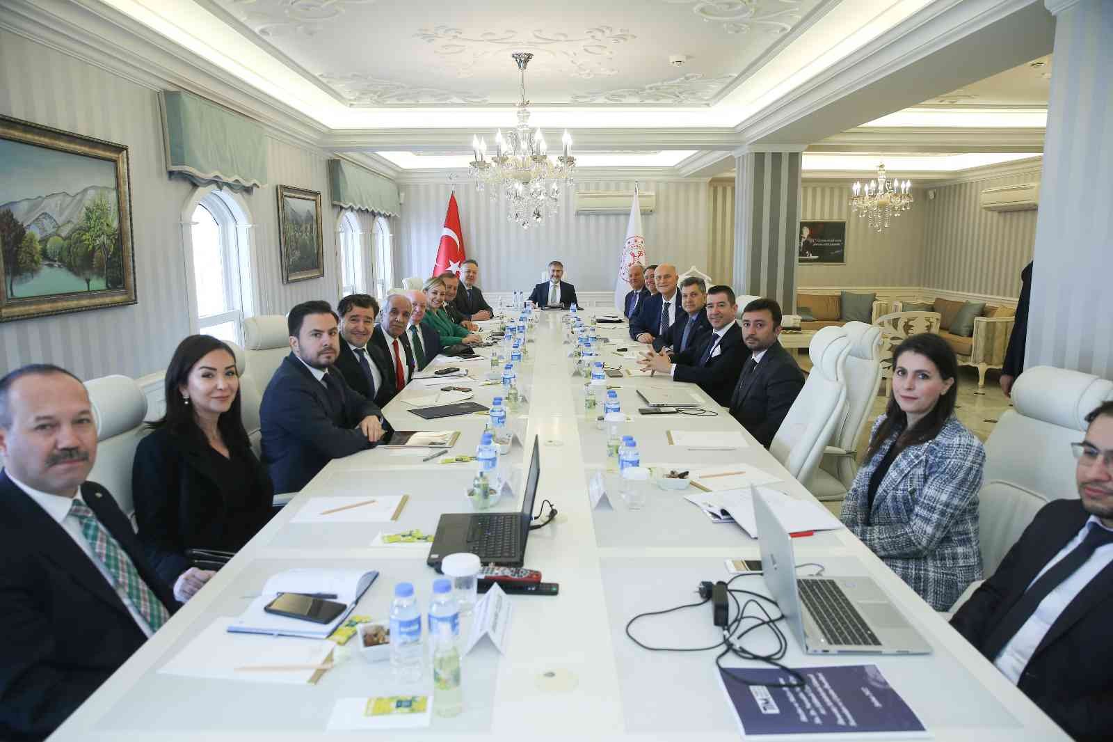 TİM heyeti, Hazine ve Maliye Bakanı Nebati’yi ziyaret etti TİM yönetimi ve sektörler konseyi üyeleri Hazine ve Maliye Bakanı Nureddin Nebati’yi ziyaret etti. Buluşmada, ihracat, Türkiye ekonomi modeli ve ...