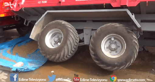 TRAKTÖR RÖMORKU YOLA SAPLANDI