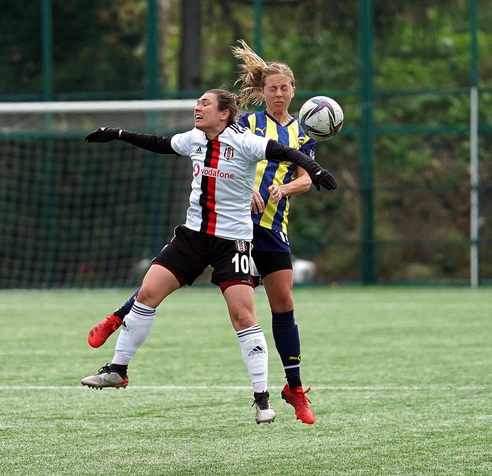 Turkcell Kadın Futbol Süper Ligi: Fenerbahçe: 2 - Beşiktaş: 1 Turkcell Kadın Futbol Süper Ligi 12. hafta mücadelesinde Fenerbahçe, Beşiktaş’ı konuk etti. Sarı-lacivertli ekip 2-1 kazanırken, siyah-beyazlılar ...